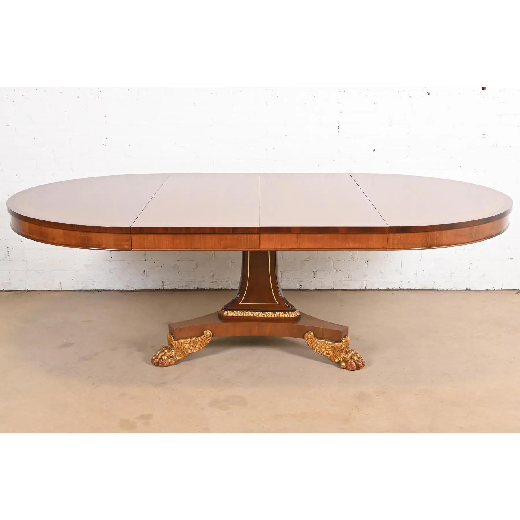 Mesa de Comedor Extensible con Pedestal de Pie Baker Furniture Regency, Acabado en venta 1