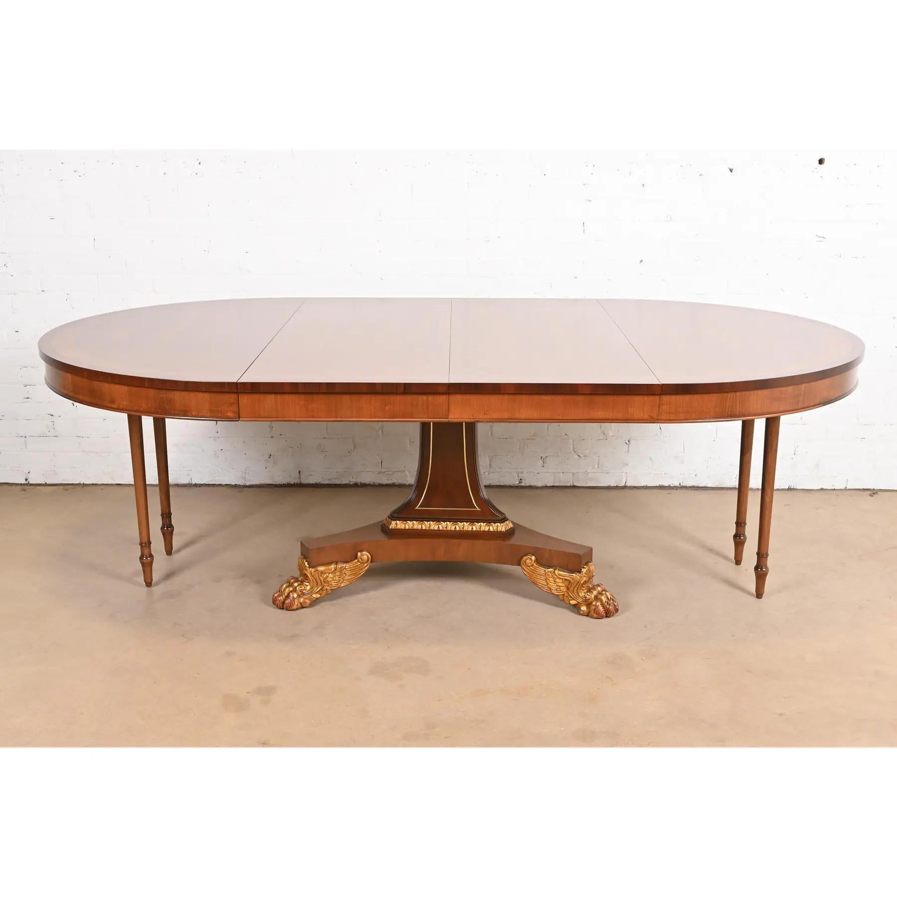 Mesa de Comedor Extensible con Pedestal de Pie Baker Furniture Regency, Acabado en venta 2