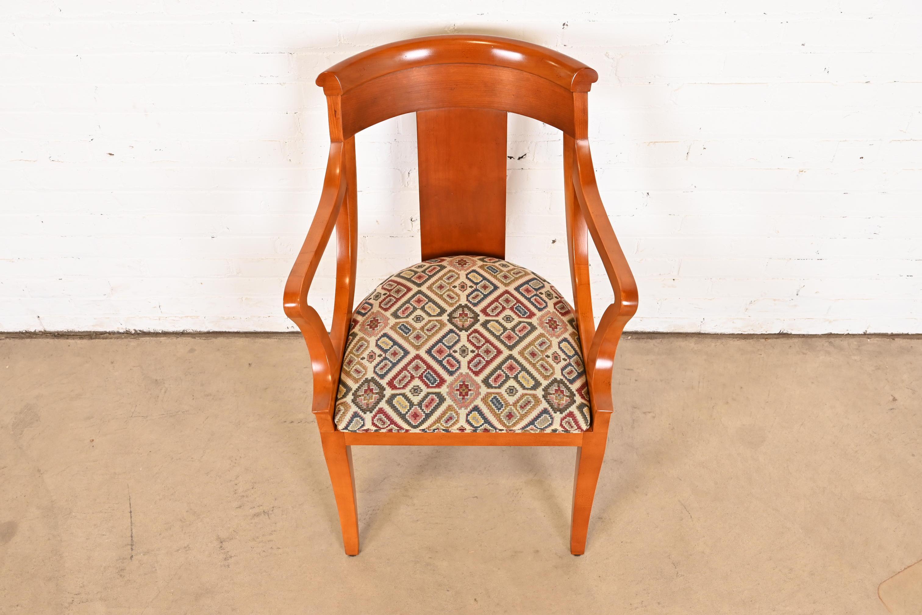Paire de chaises à bras en cerisier massif Regency de Baker Furniture en vente 4