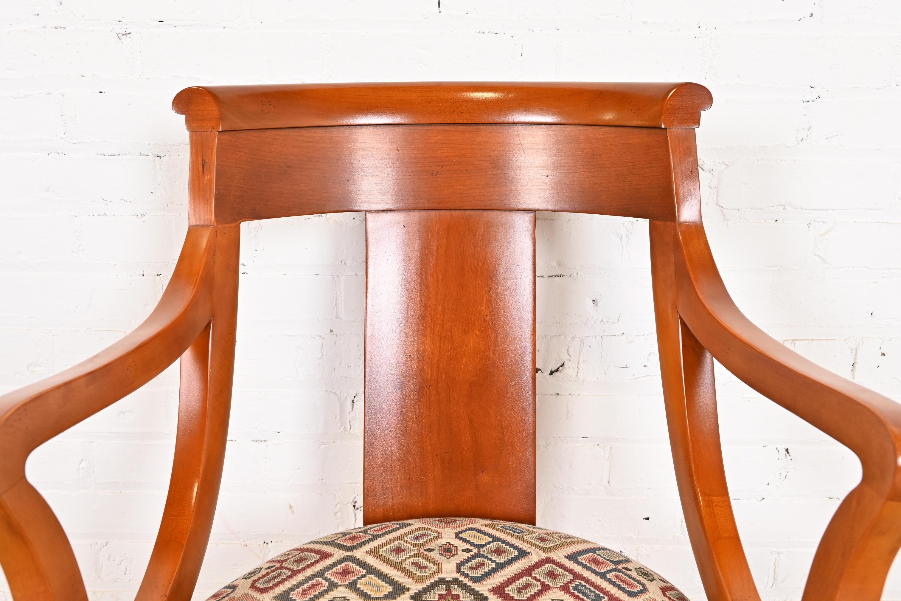 Paire de chaises à bras en cerisier massif Regency de Baker Furniture en vente 6