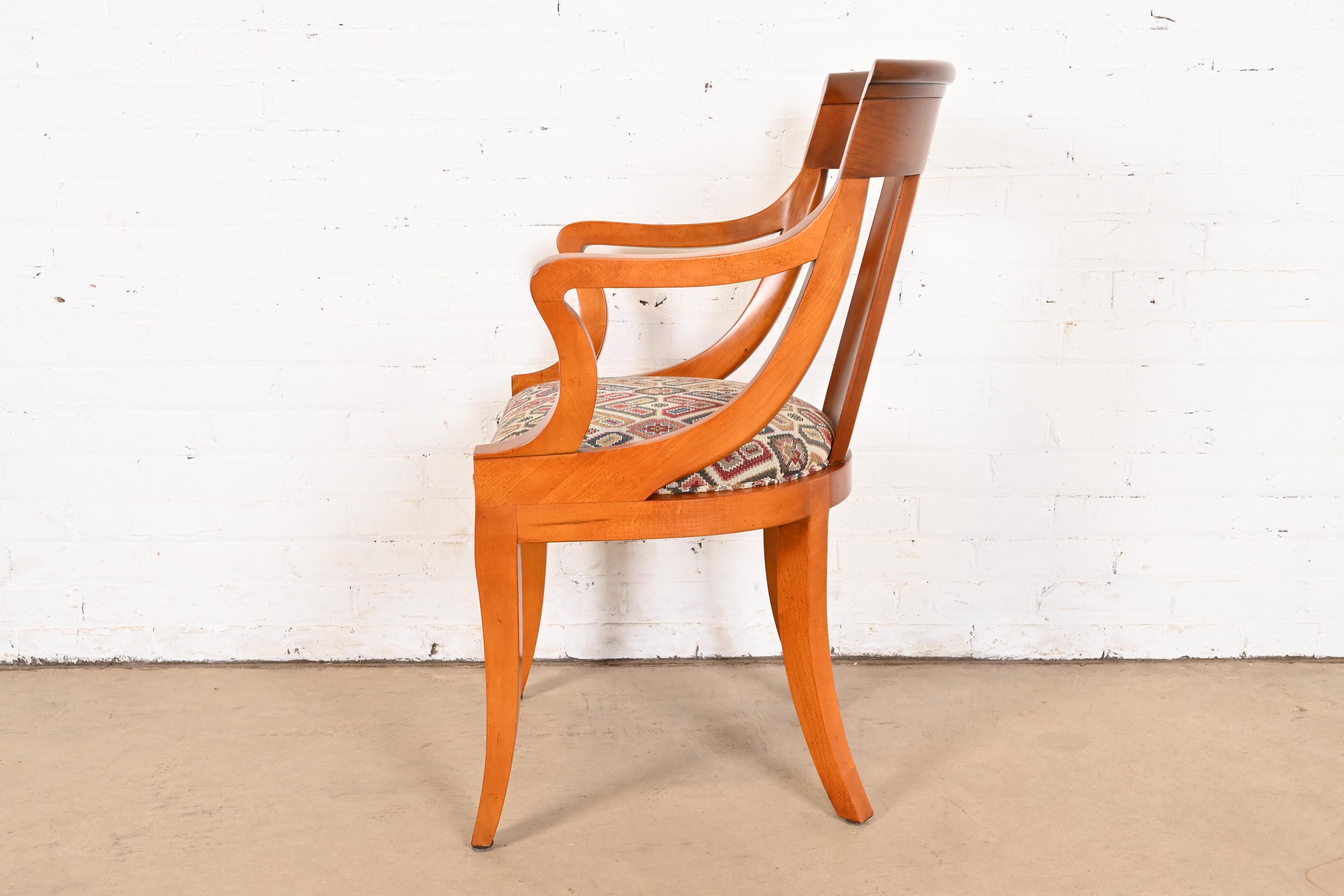 Paire de chaises à bras en cerisier massif Regency de Baker Furniture en vente 7