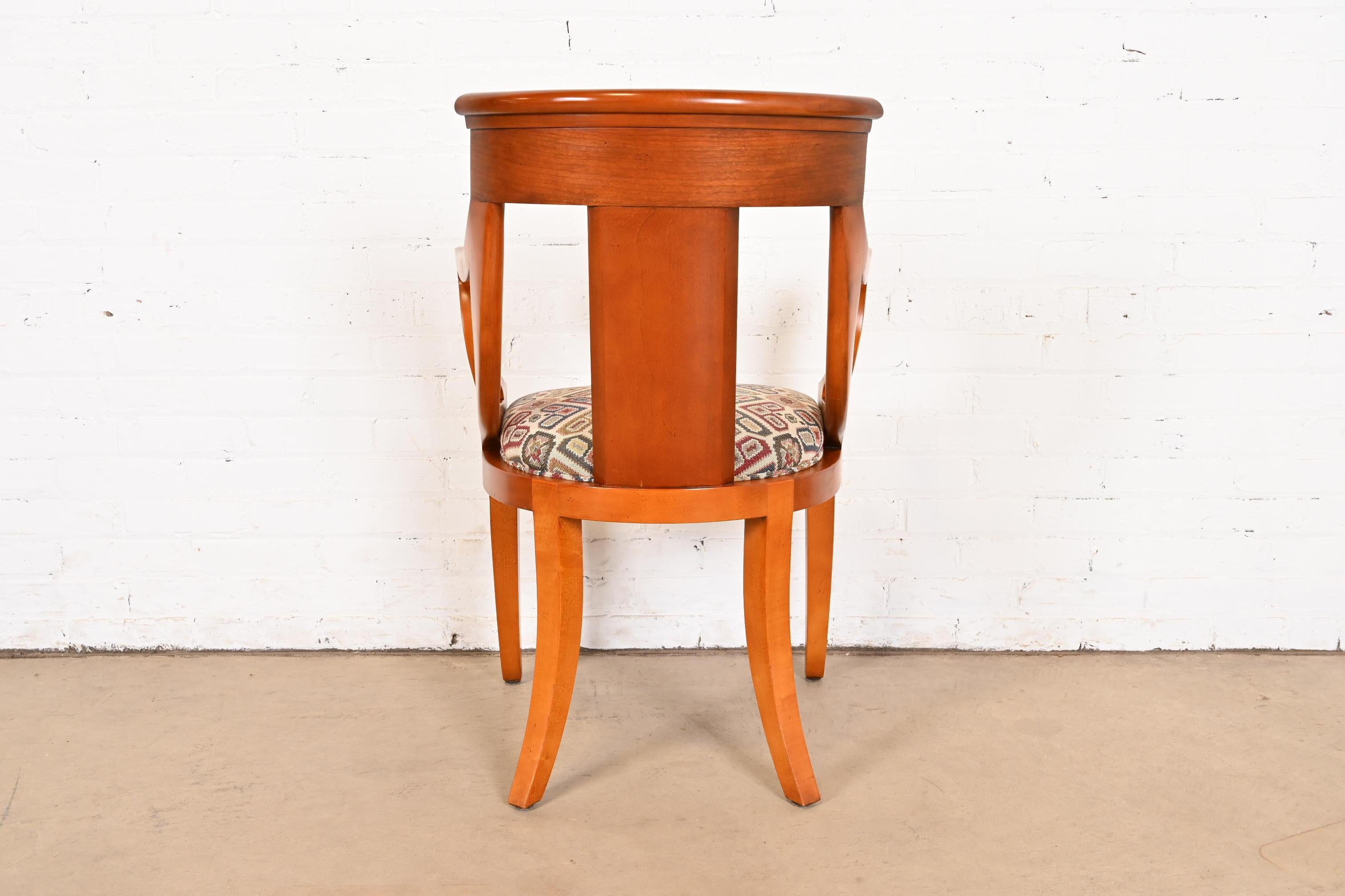 Paire de chaises à bras en cerisier massif Regency de Baker Furniture en vente 8