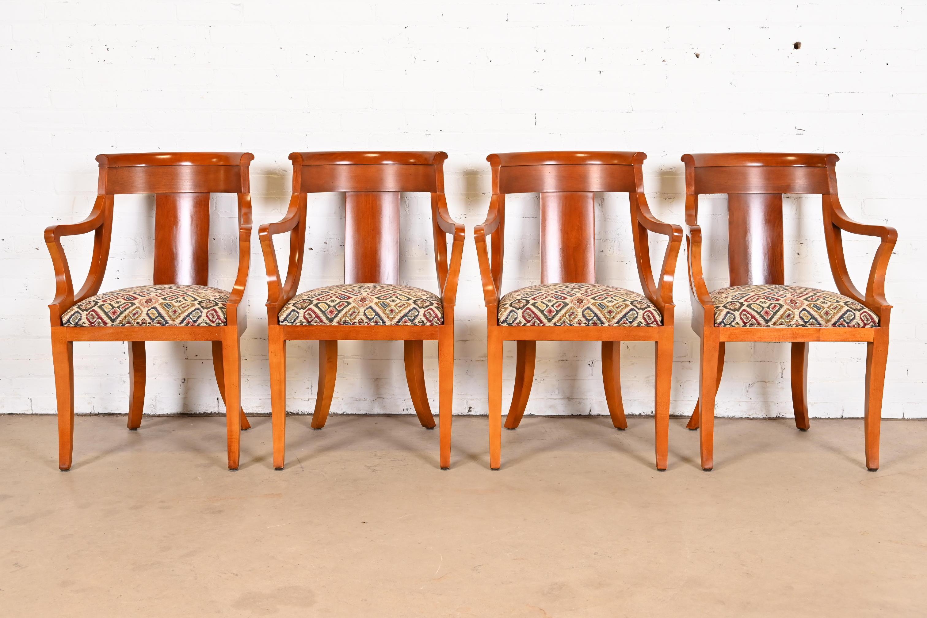 Paire de chaises à bras en cerisier massif Regency de Baker Furniture en vente 10