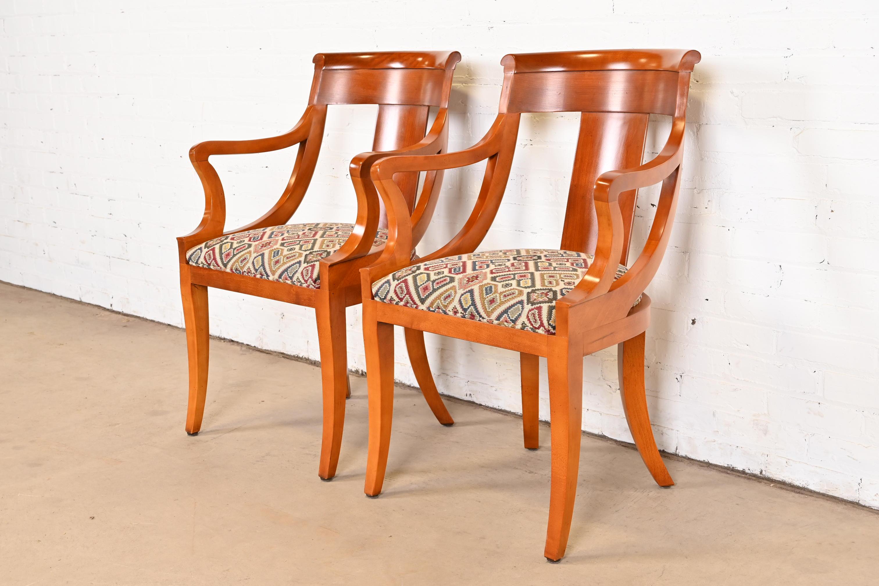 Paire de chaises à bras en cerisier massif Regency de Baker Furniture Bon état - En vente à South Bend, IN