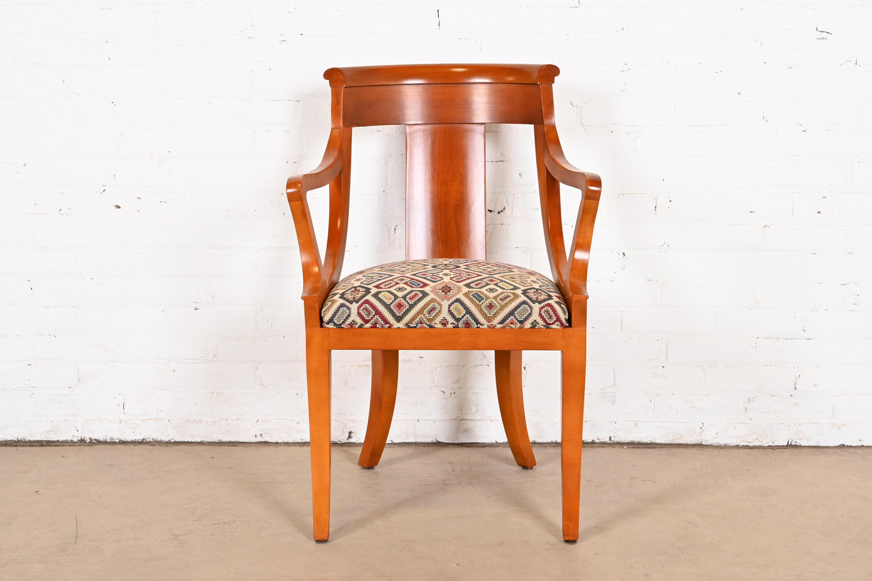 Paire de chaises à bras en cerisier massif Regency de Baker Furniture en vente 1