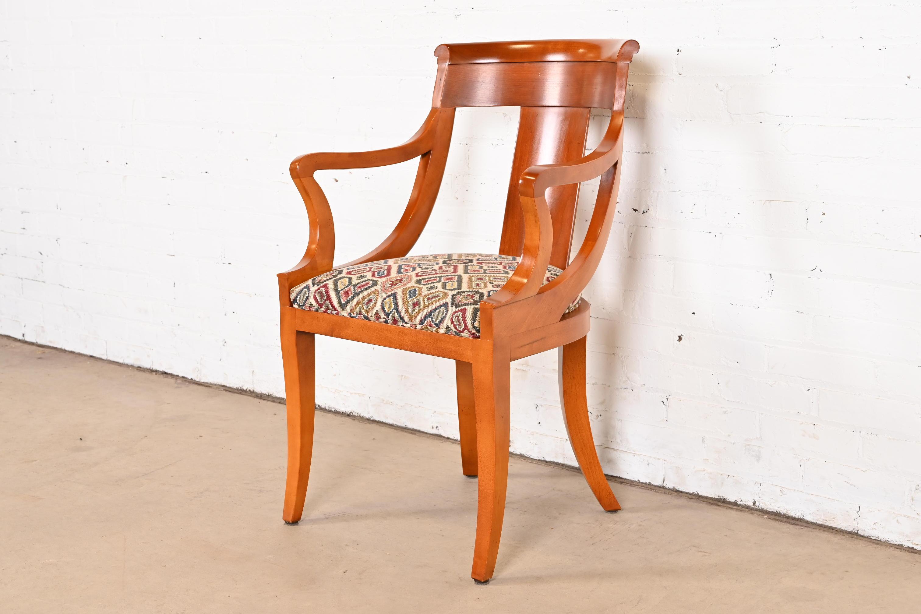 Paire de chaises à bras en cerisier massif Regency de Baker Furniture en vente 2