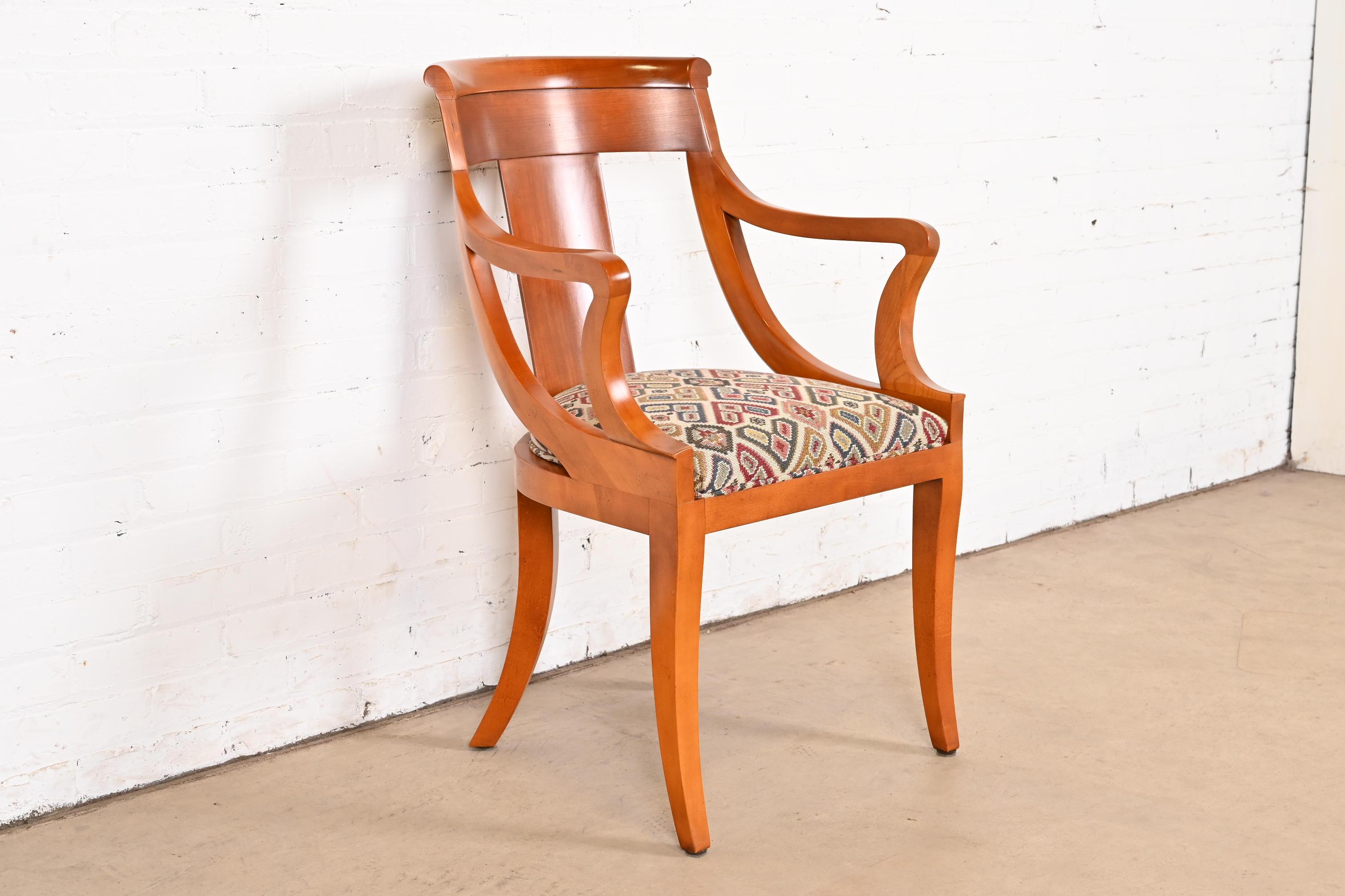 Paire de chaises à bras en cerisier massif Regency de Baker Furniture en vente 3