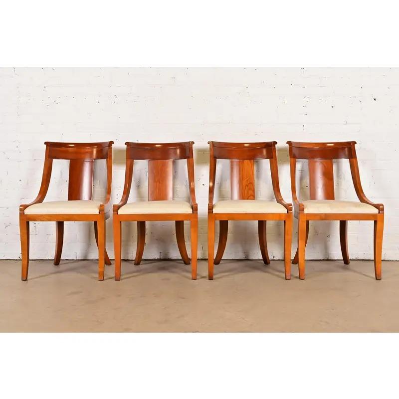 Ein wunderschönes Set aus vier Beistell- oder Esszimmerstühlen im Regency-Stil

Von Baker Furniture

USA, ca. 1980er Jahre

Rahmen aus massivem Kirschholz, mit gepolsterten Sitzen.

Maße: 20,75 