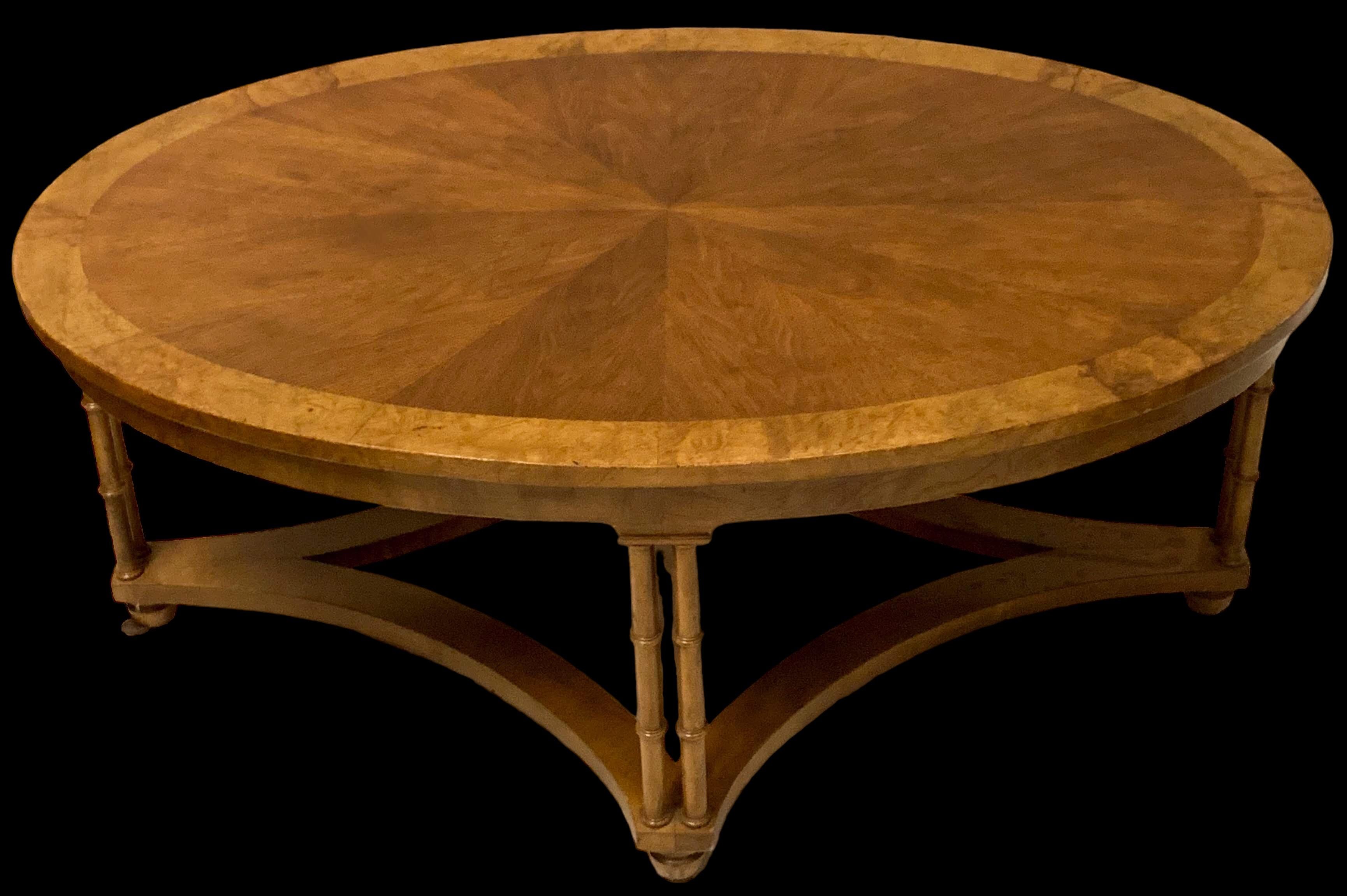 Il s'agit d'une table basse de style régence en ronce de noyer et faux bambou de Baker Furniture. Il est en très bon état. Les pieds en faux bambou lui confèrent un attrait intemporel.