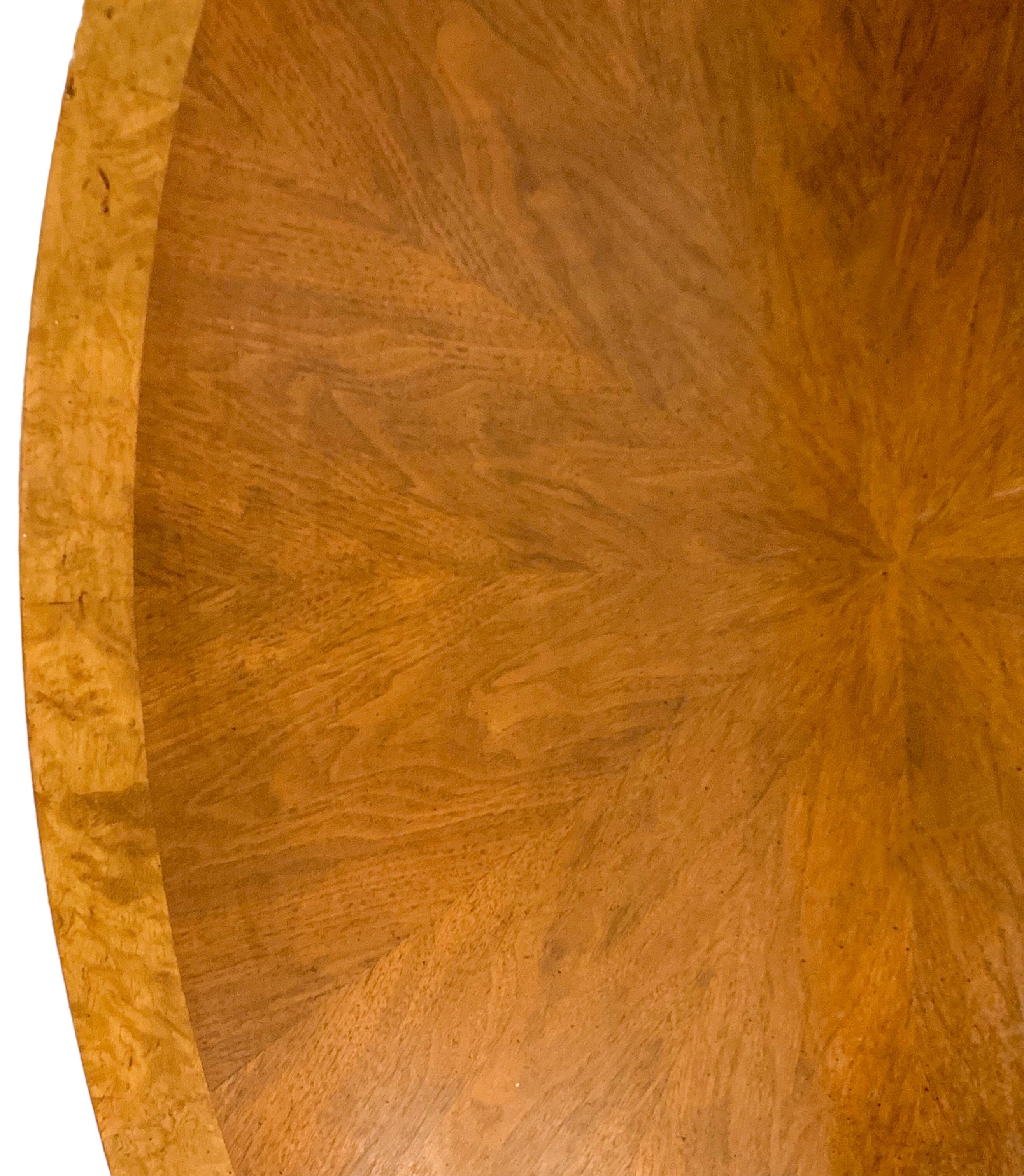 20ième siècle Table à café en faux bambou incrusté de ronce de noyer de style Regency de Baker Furniture