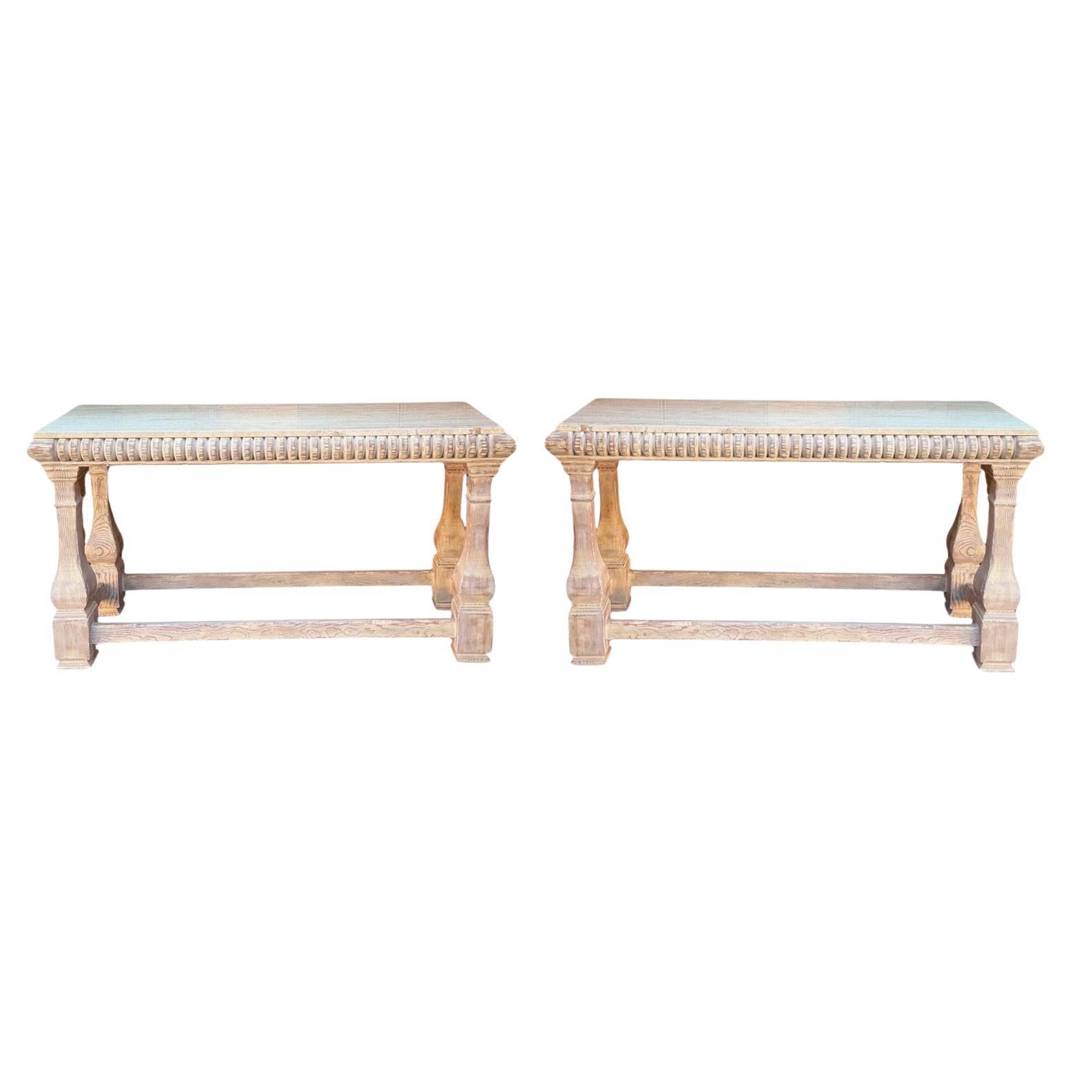 Adoro le dimensioni di questi prodotti! Si tratta di una coppia di consolle intagliate in stile francese, cerato o imbiancato, con piani in marmo annessi. Sono di Baker Furniture Company e risalgono all'ultima parte del XX secolo. Sono marcati e in