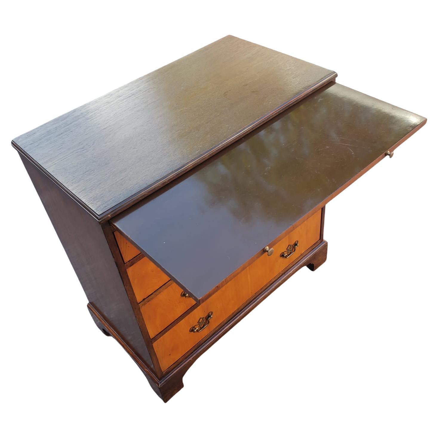 Americano Cassapanca Baker Furniture in legno di raso e noce con vassoio estraibile, circa anni '40 in vendita