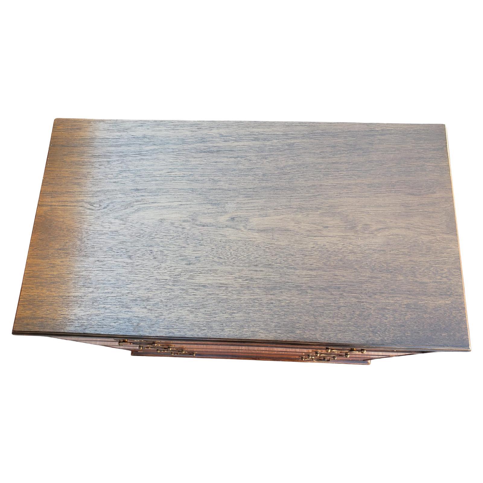 XX secolo Cassapanca Baker Furniture in legno di raso e noce con vassoio estraibile, circa anni '40 in vendita