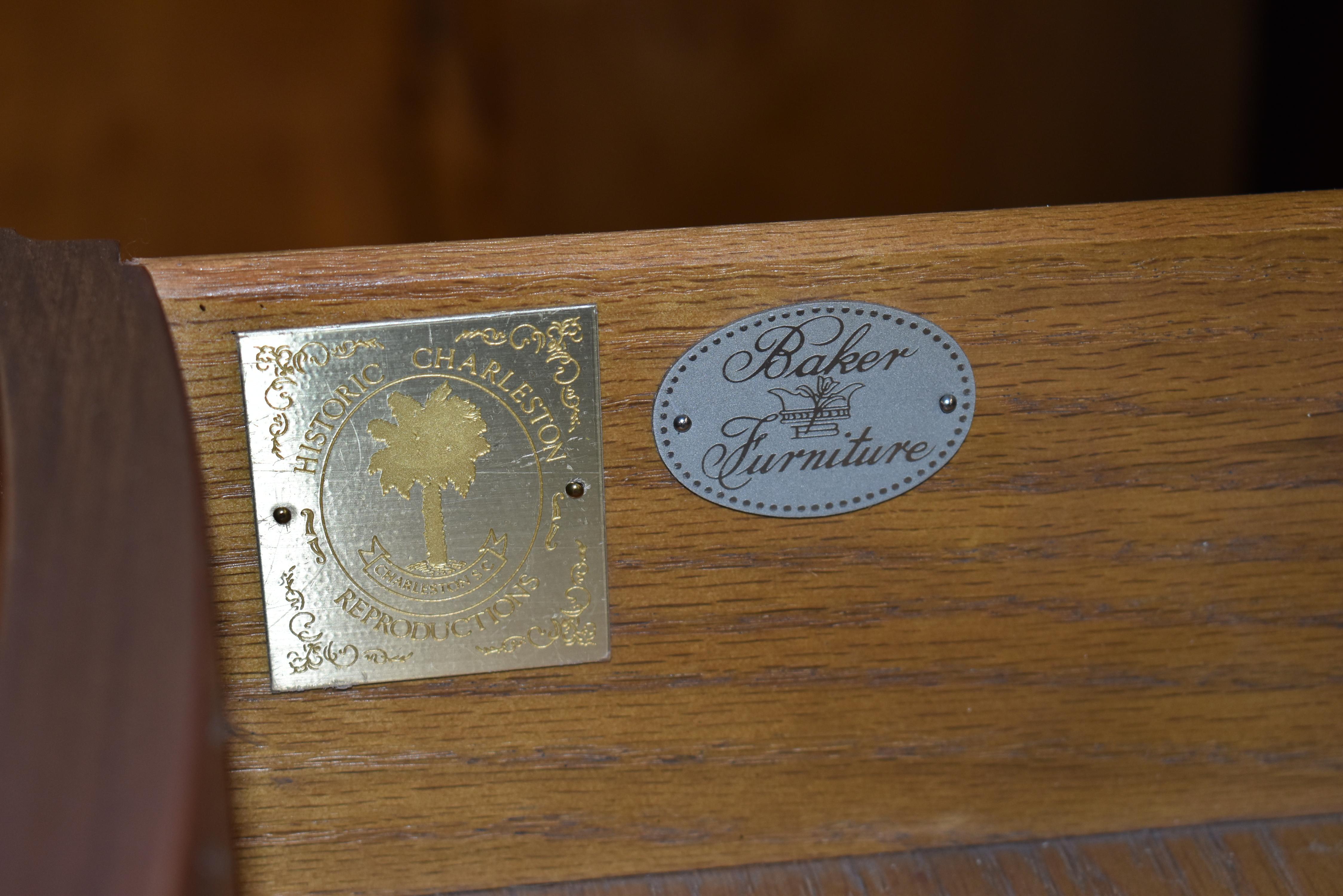 Baker Furniture Serpentinenkommode mit Schubladenschrank, ca. 1960er Jahre im Angebot 8