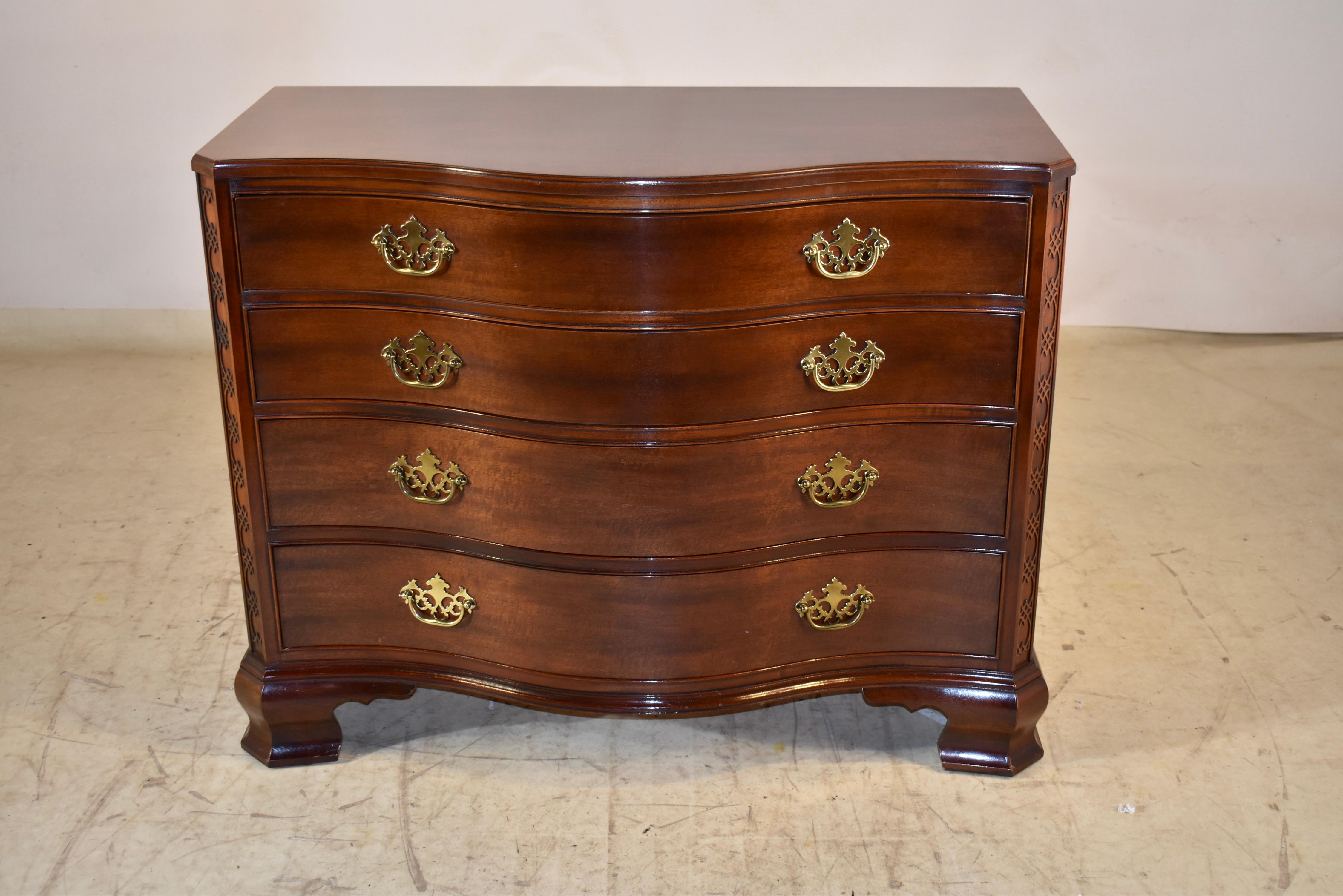 CIRCA 1960er Jahre Mahagoni-Kommode von Baker Furniture Company.  Diese schöne Truhe stammt aus der sehr begehrten Historic Charleston Collection'S.  Es handelt sich um eine Kopie einer Truhe im George-III-Stil, der im 18. Jahrhundert in Charleston