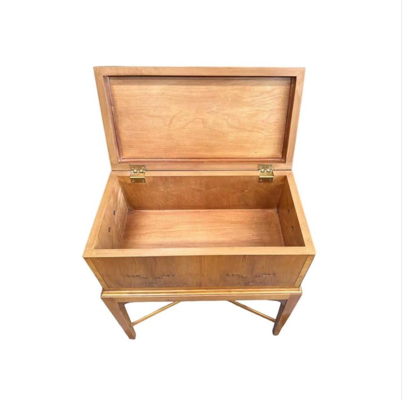 Baker Furniture Beistelltisch oder Humidor. Satinholz mit Intarsien. (20. Jahrhundert)