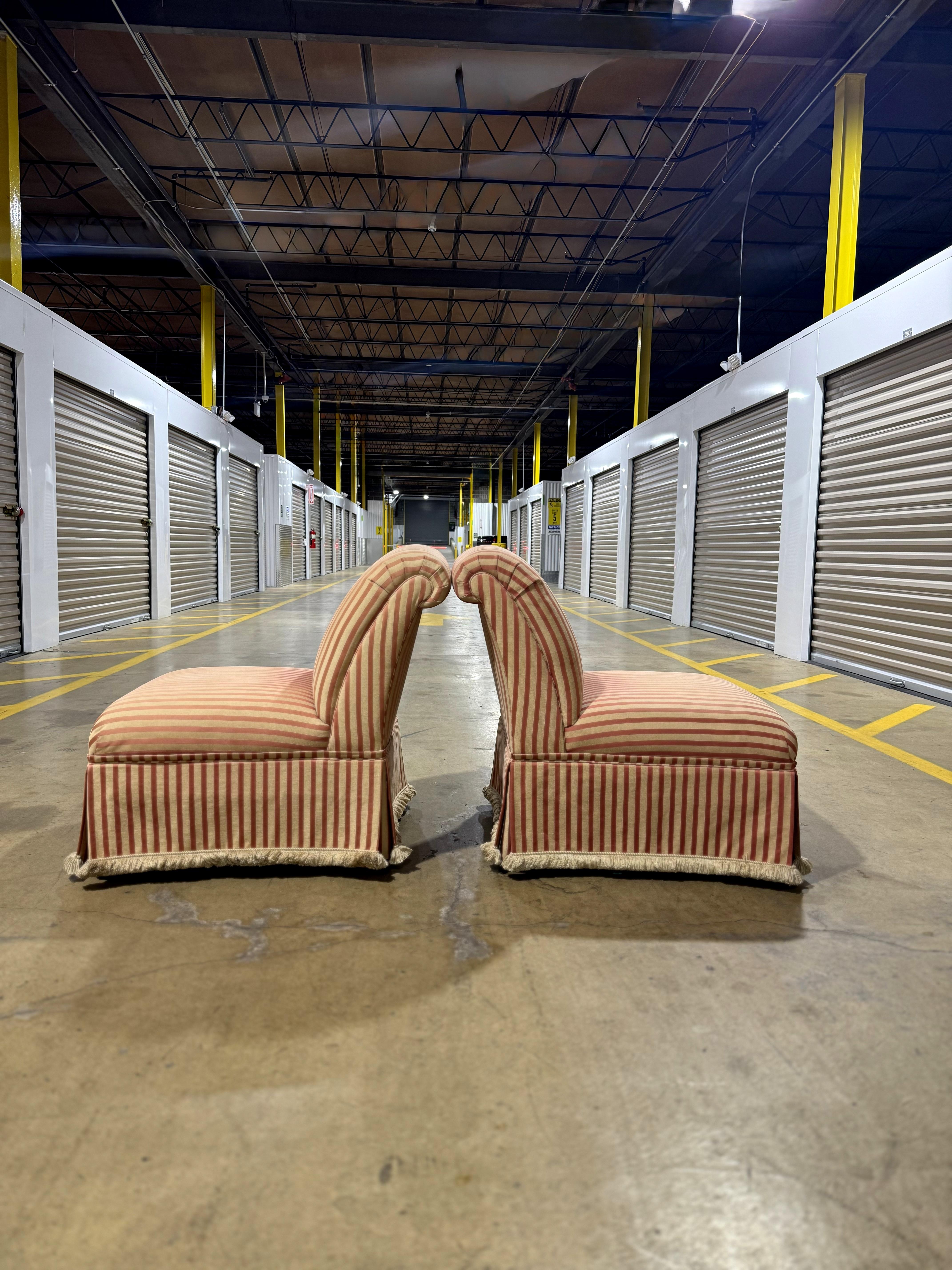 Precioso par de sillas Slipper de Baker Furniture de Carolina del Norte.
Estas sillas están en perfecto estado, sin desgaste, desgarros ni decoloración. El deslumbramiento procede de la iluminación superior.
Procede de una casa impresionante.
Compre