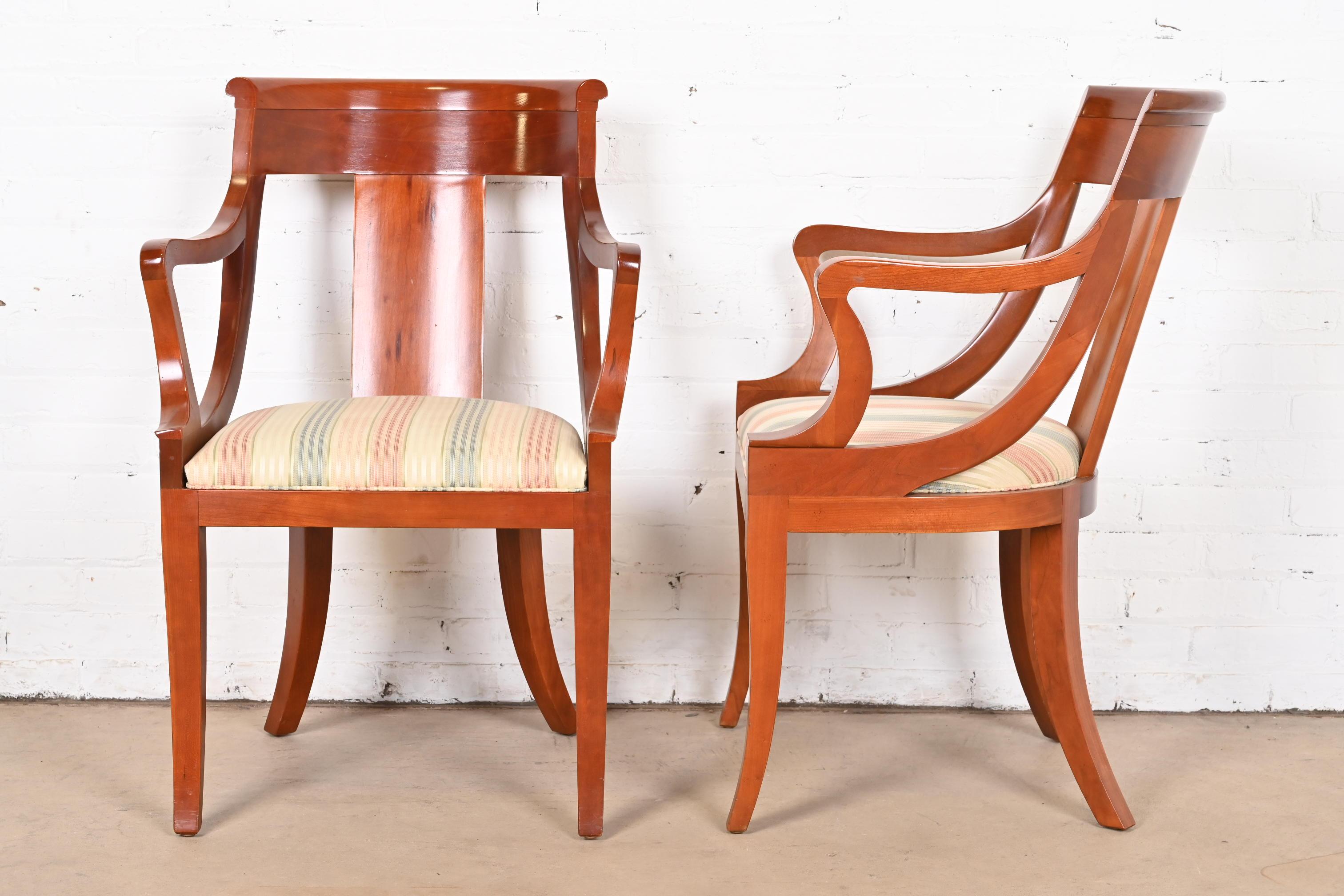Paire de fauteuils Regency en bois de cerisier massif de Baker Furniture en vente 4