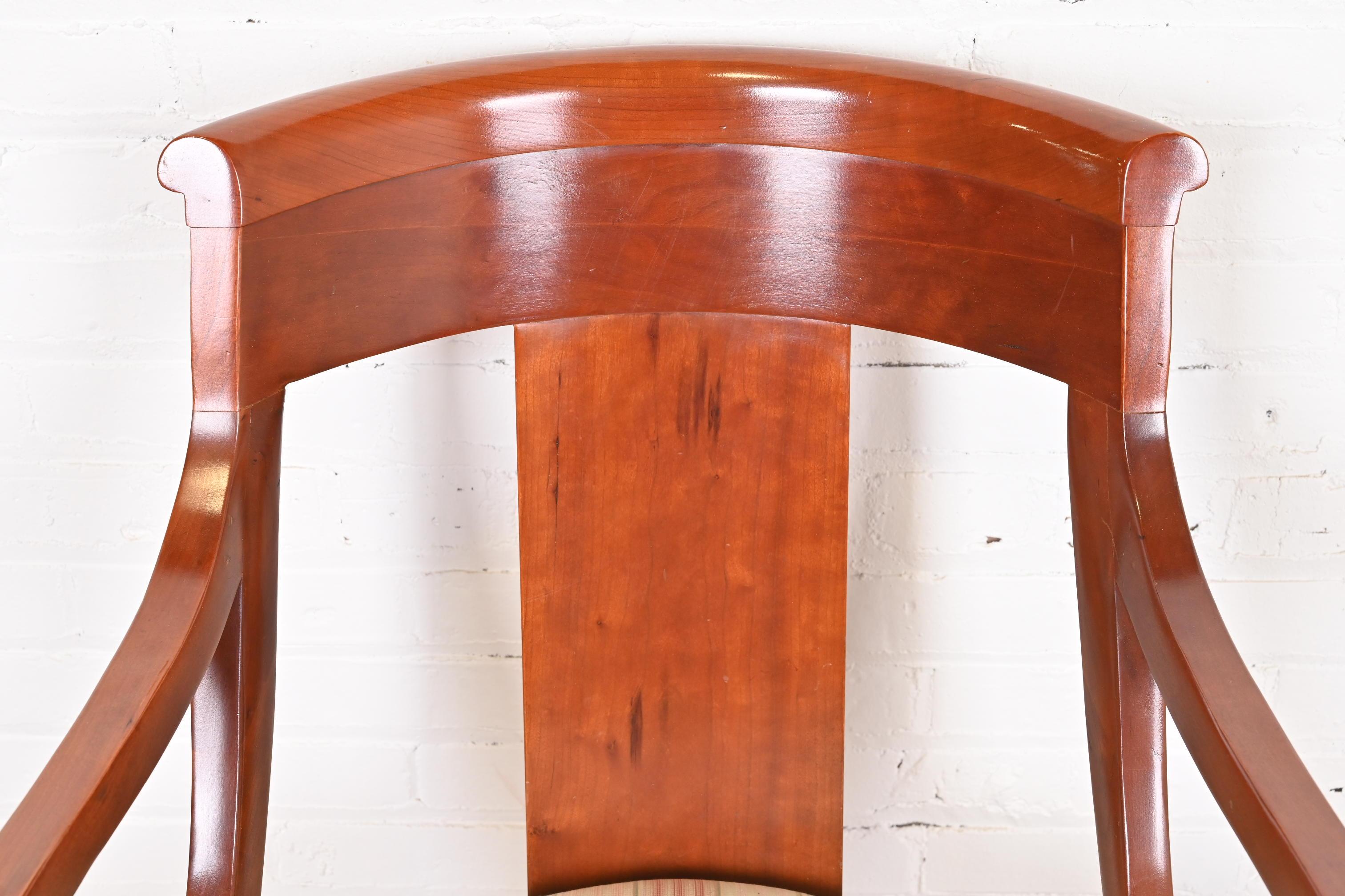 Paire de fauteuils Regency en bois de cerisier massif de Baker Furniture en vente 5