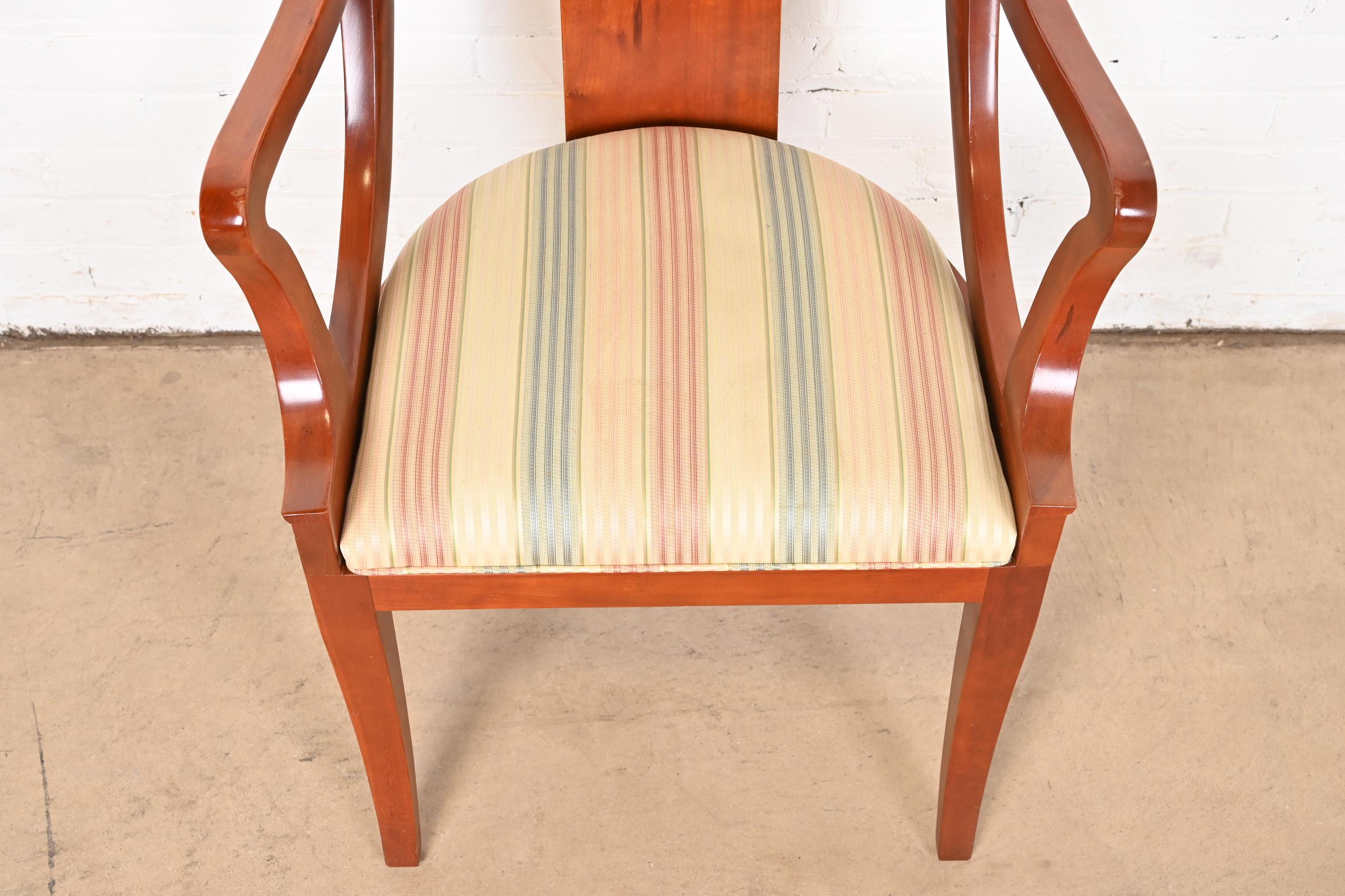 Paire de fauteuils Regency en bois de cerisier massif de Baker Furniture en vente 6