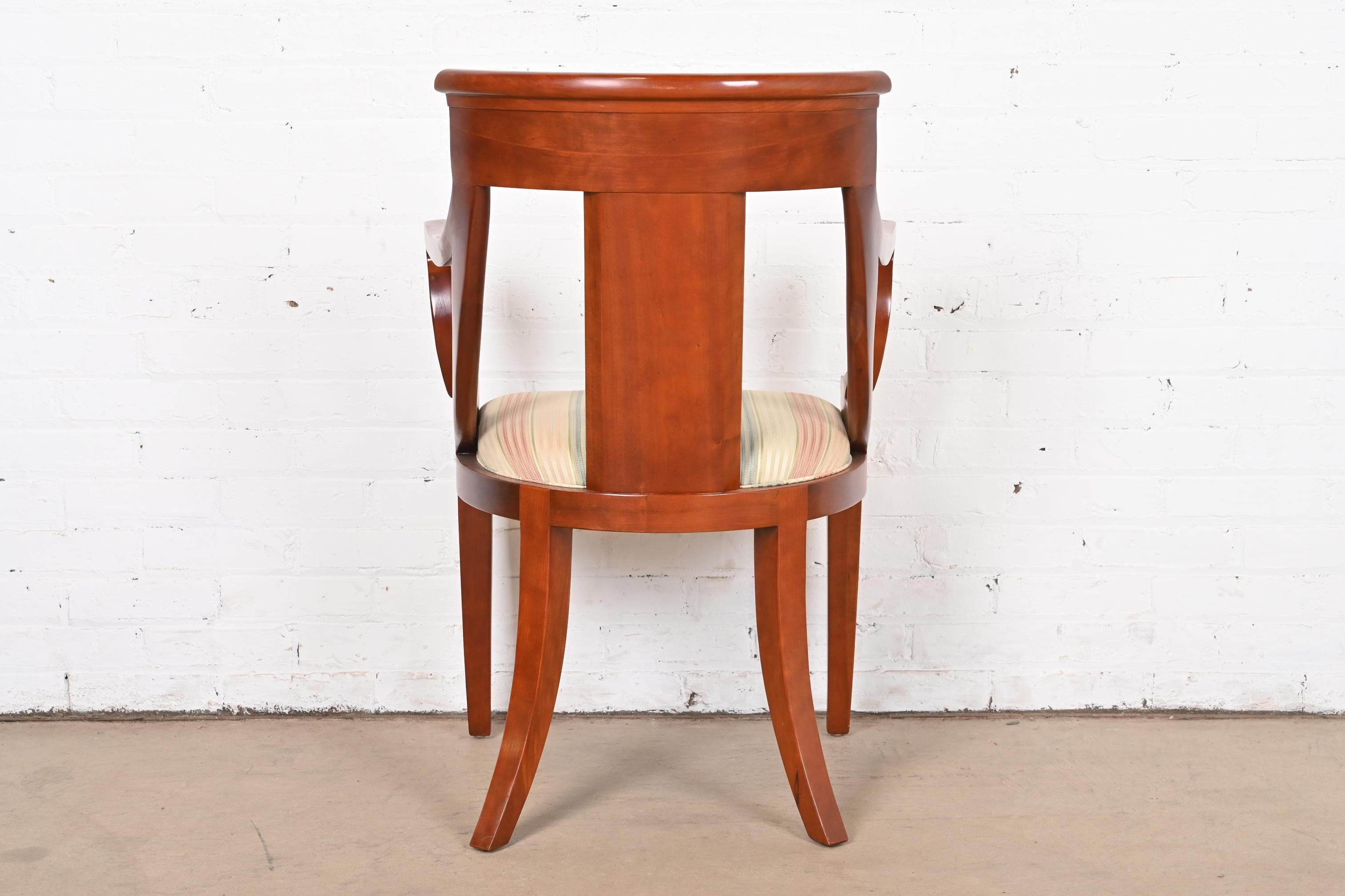 Paire de fauteuils Regency en bois de cerisier massif de Baker Furniture en vente 7