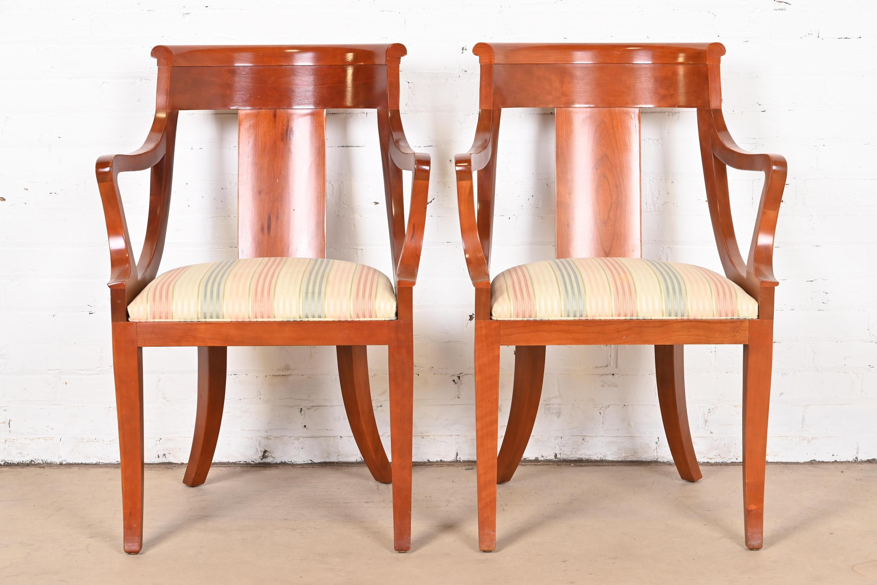 Américain Paire de fauteuils Regency en bois de cerisier massif de Baker Furniture en vente