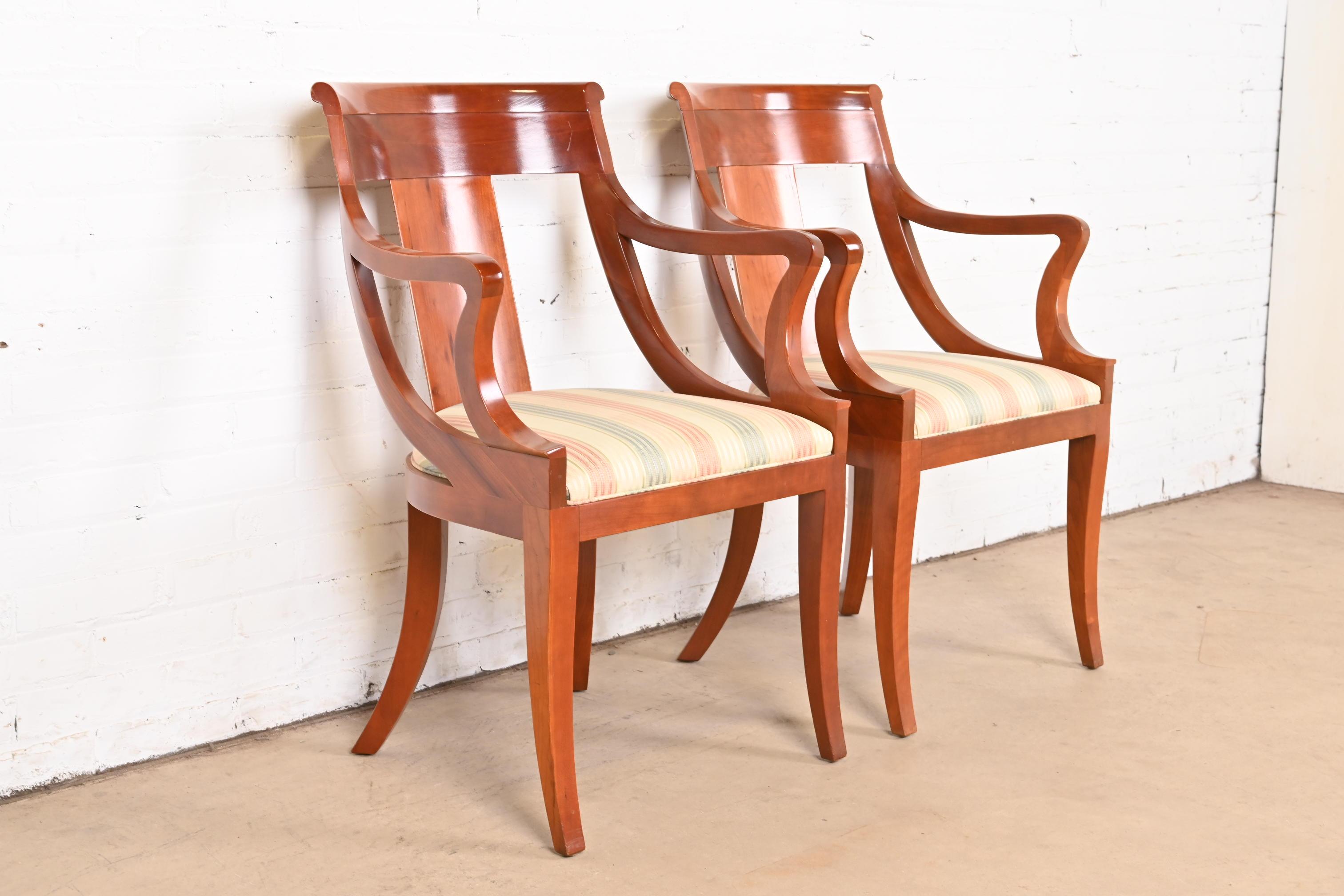 Paire de fauteuils Regency en bois de cerisier massif de Baker Furniture en vente 1