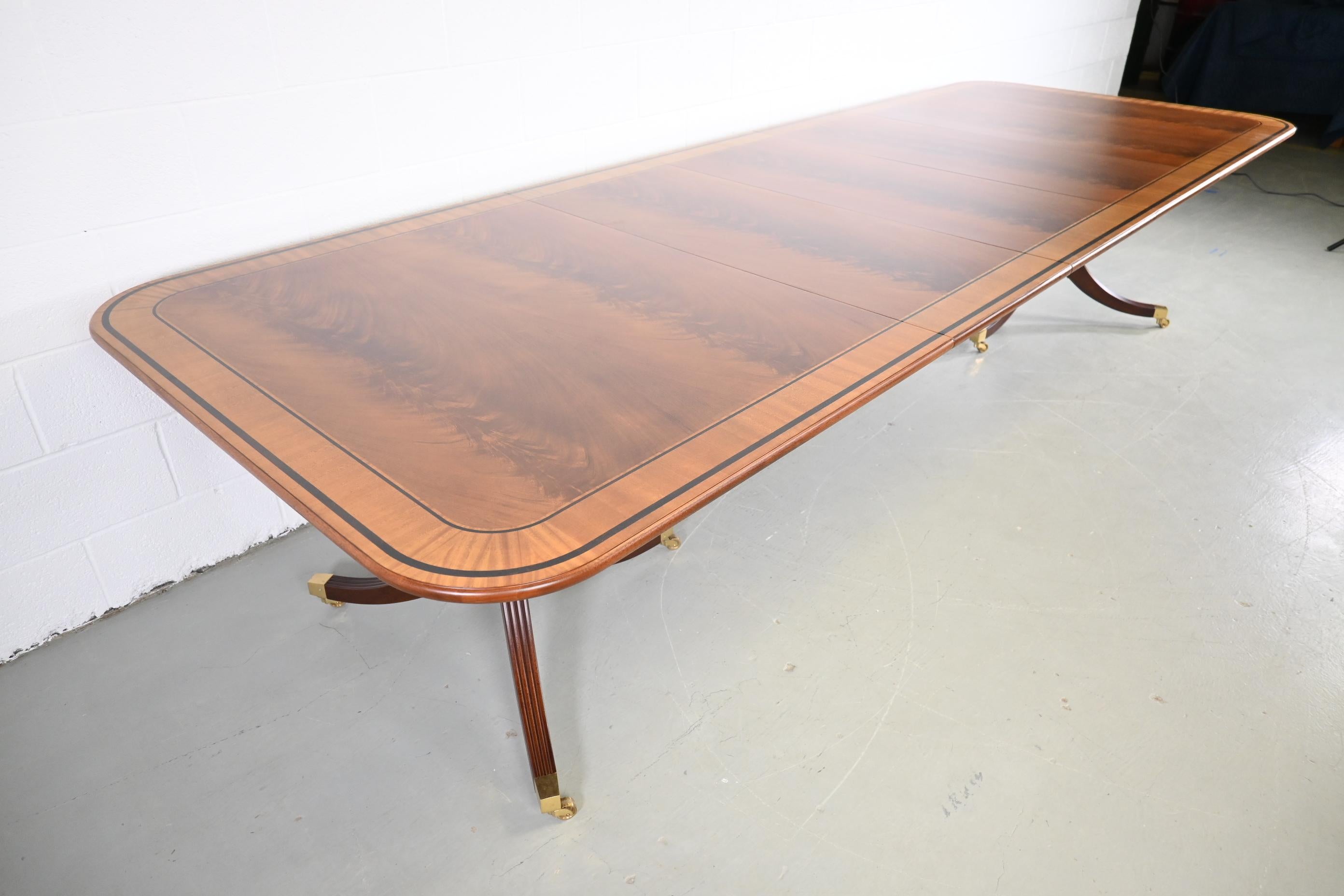 Baker Furniture stately homes Georgian style banded mahogany double pedestal extension dining table with three leaves

Baker Furniture, USA, 1980s

Measures: 77.75 Wide x 48 Deep x 29 High. Table extends up to 134.75