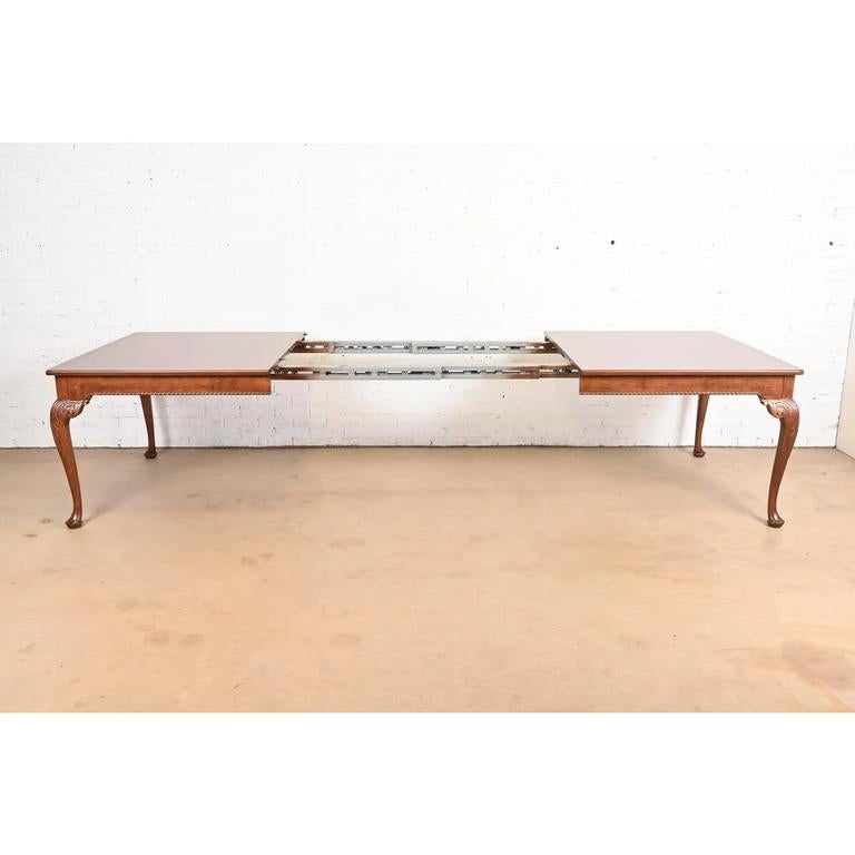 Baker Furniture Stately Homes Chippendale Burled Walnut Dining Table, Refinished For Sale 5