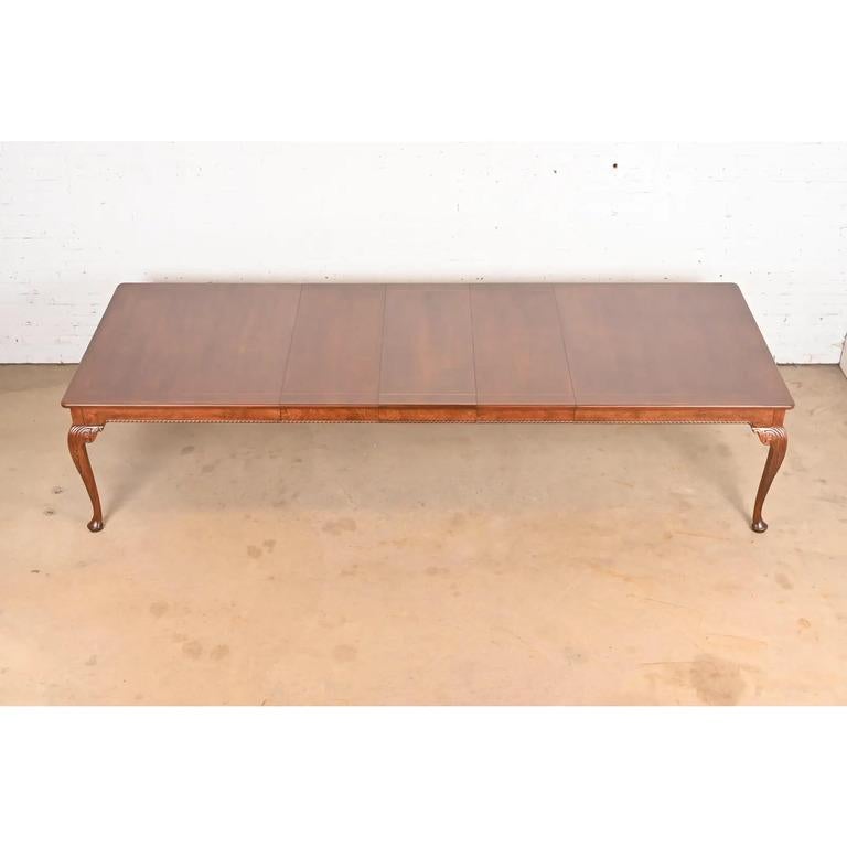 Baker Furniture Stately Homes Chippendale Burled Walnut Dining Table, Refinished For Sale 10