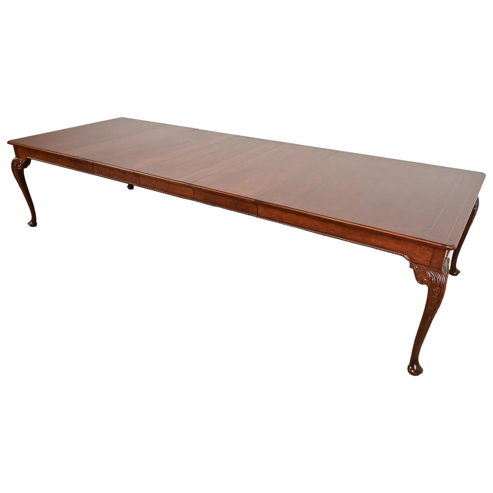 Baker Furniture Stately Homes Chippendale Ausziehbarer Esstisch aus gemasertem Nussbaumholz