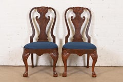 Baker Furniture Stately Homes Sedie in noce intagliato Chippendale, rifinite