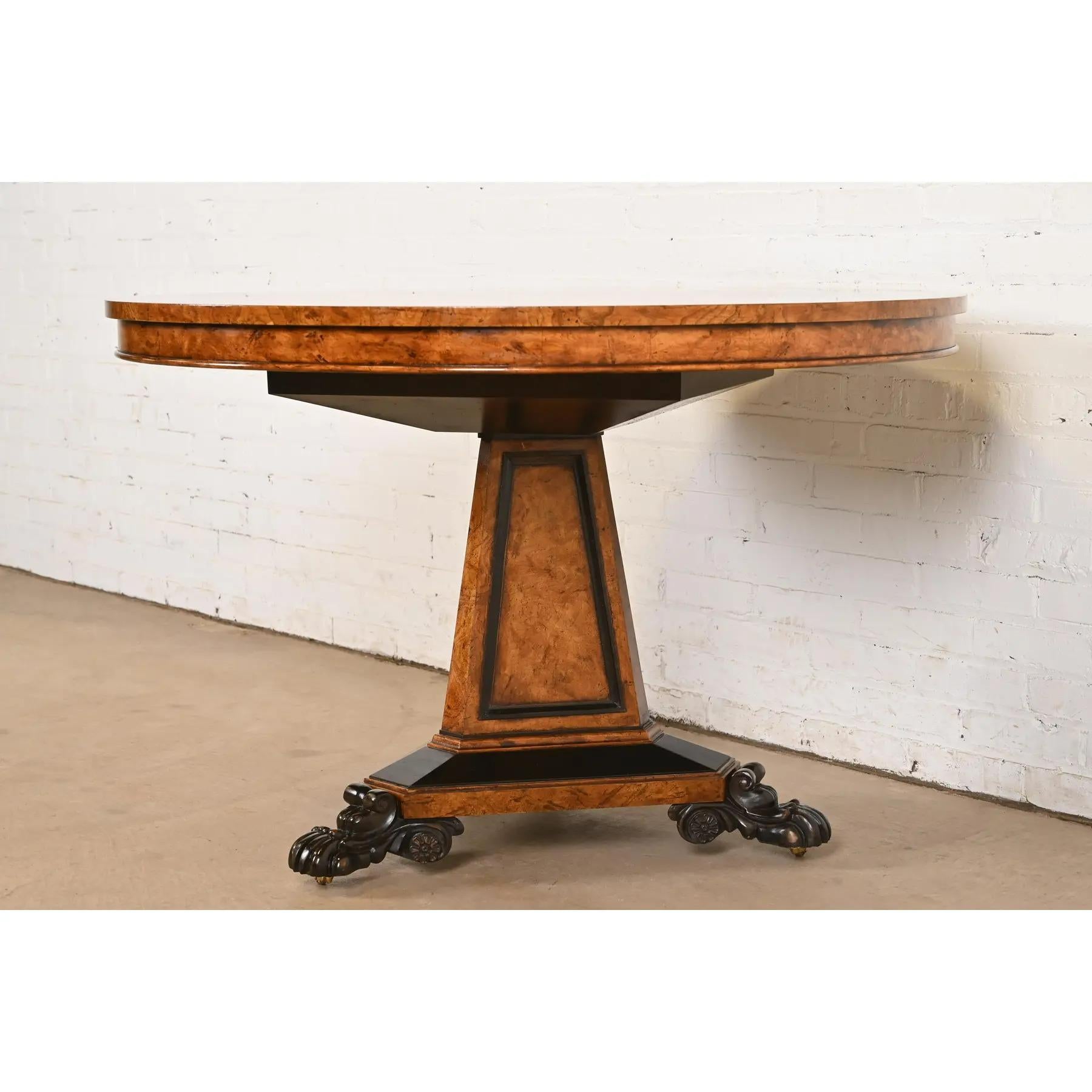Baker Furniture Colección Stately Homes Mesa de regencia de madera burl y ebonizada en Bueno estado para la venta en South Bend, IN