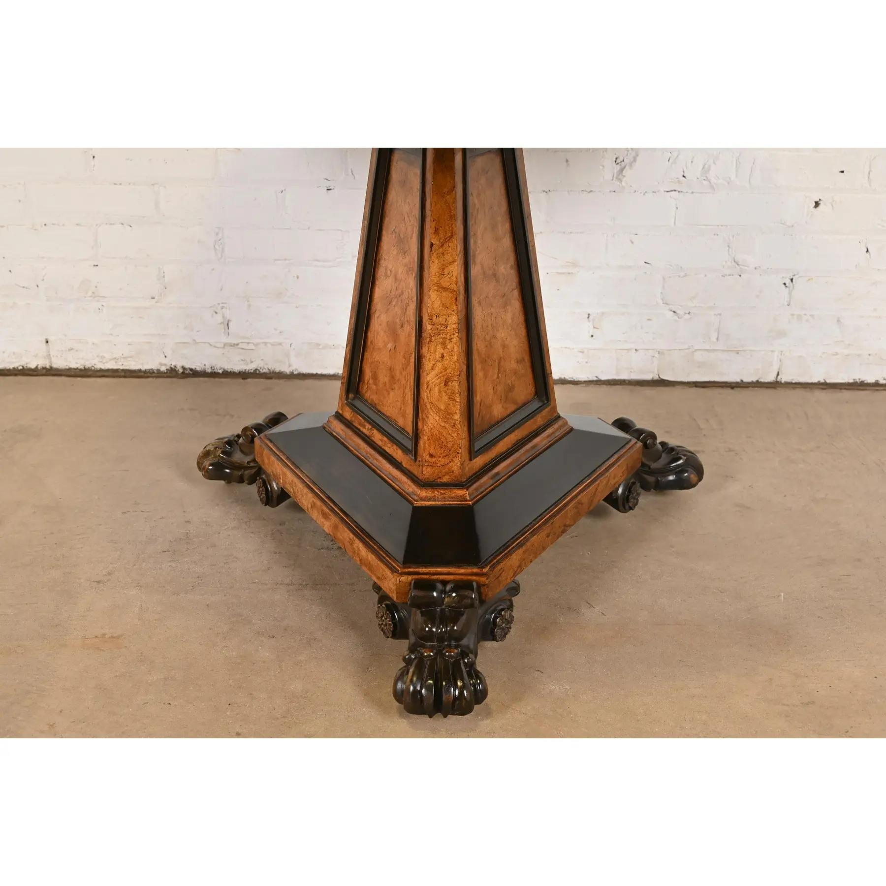 Baker Furniture Colección Stately Homes Mesa de regencia de madera burl y ebonizada en venta 1