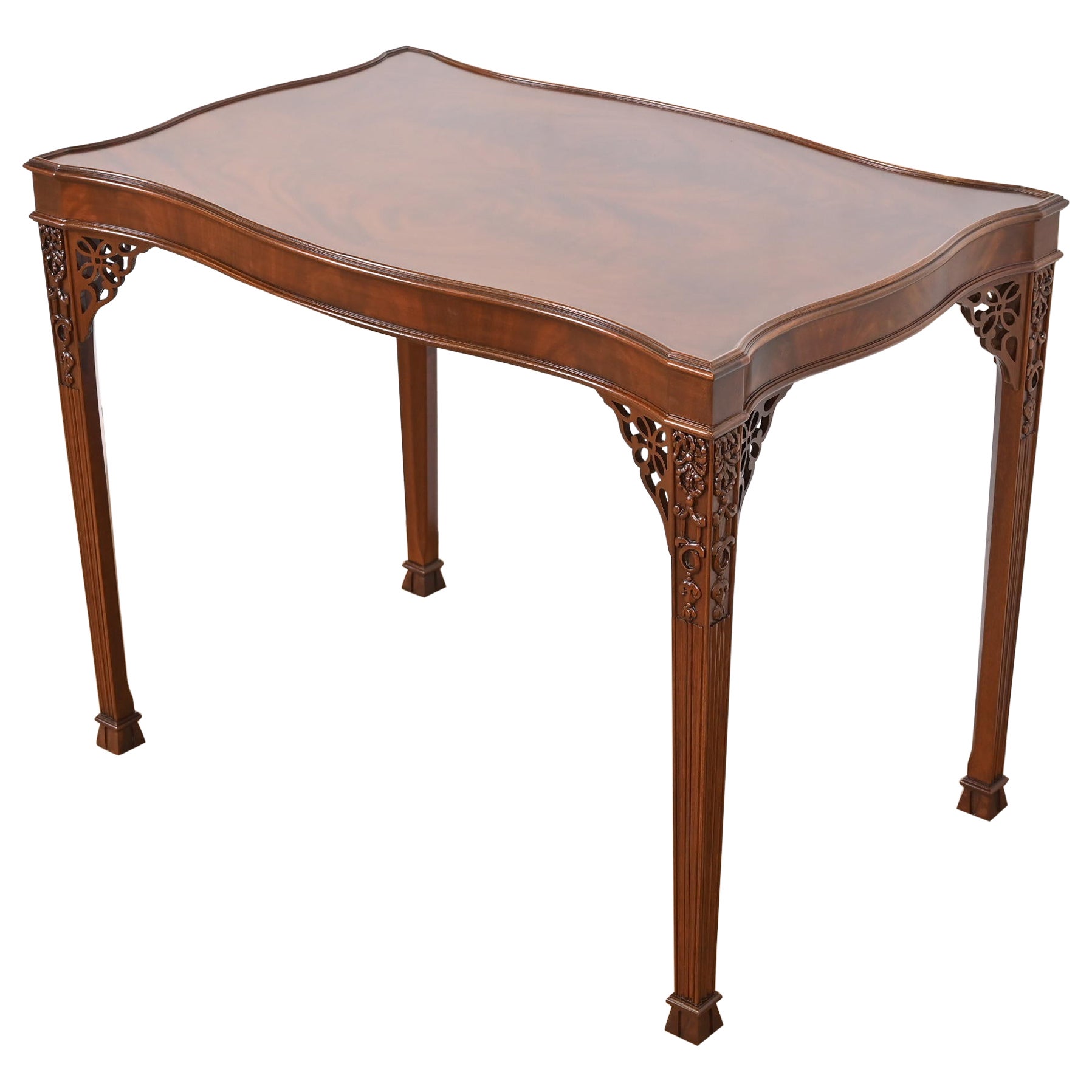 Table à thé Baker Furniture Stately Homes Collection en acajou sculpté, revernie