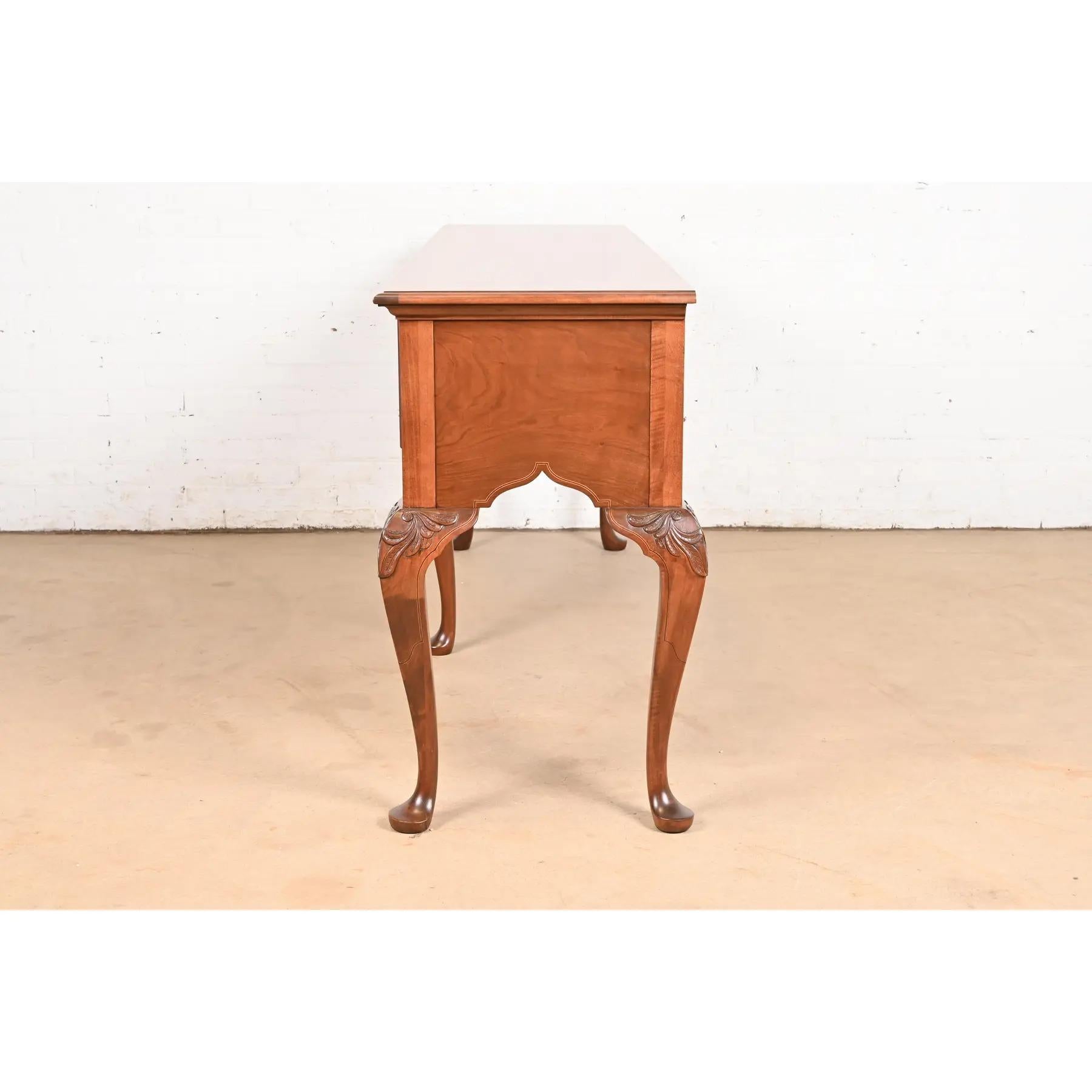 Baker Furniture Stately Homes Collection Georgian Sideboard en noyer, refini en vente 3