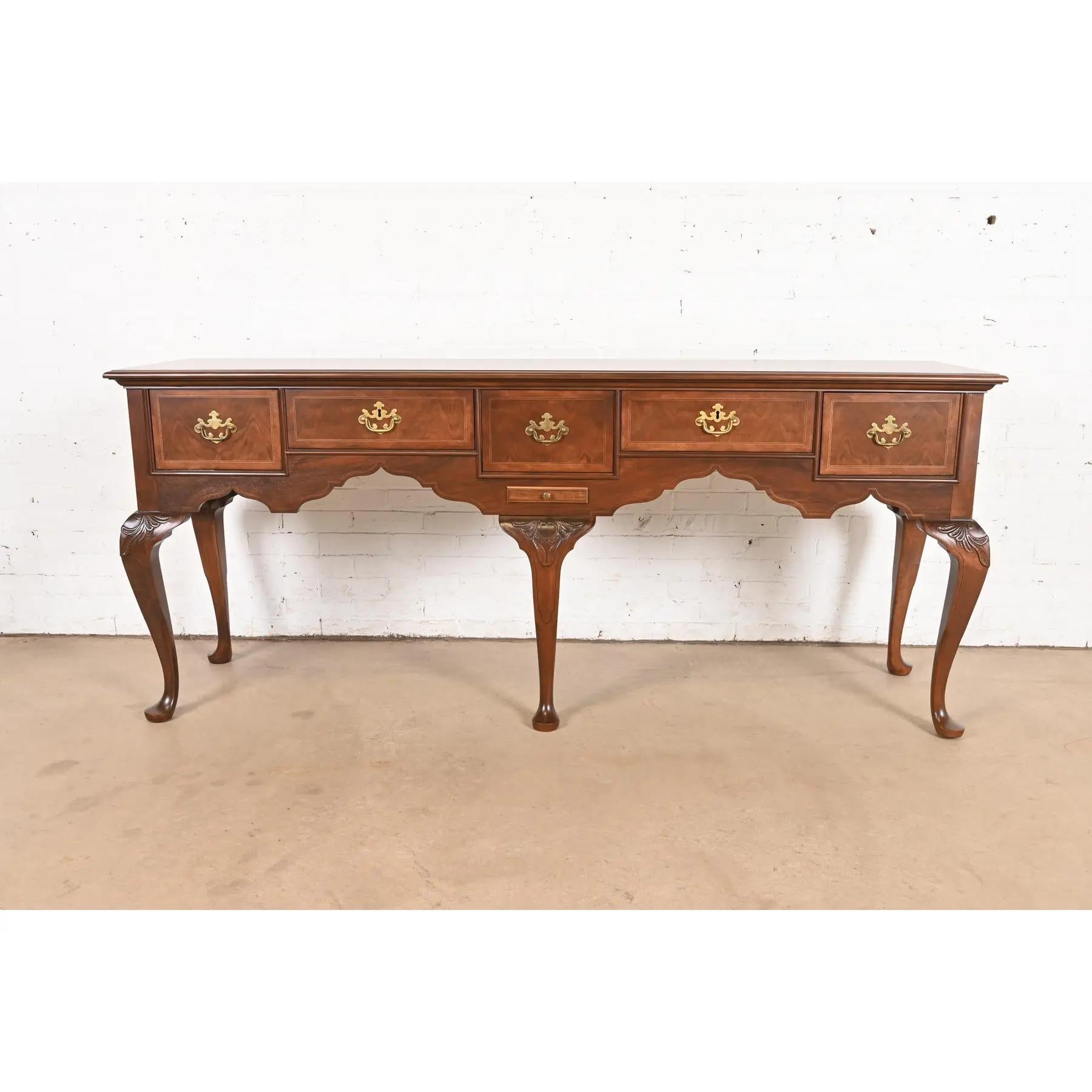 Un remarquable buffet, une table de chasse, une table de buffet ou une table console de style géorgien ou Queen Anne.

De la prestigieuse Collection Somptueuses Maisons par Baker Furniture 

USA, Circa 1980

En noyer ronceux sculpté, avec