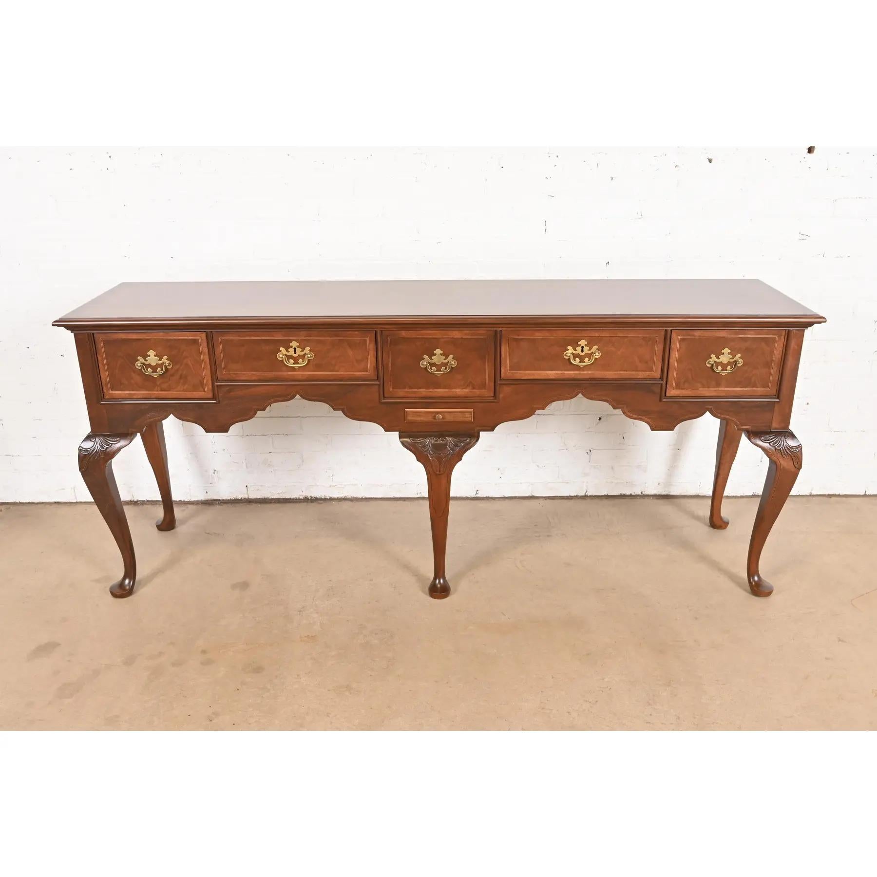 Georgien Baker Furniture Stately Homes Collection Georgian Sideboard en noyer, refini en vente