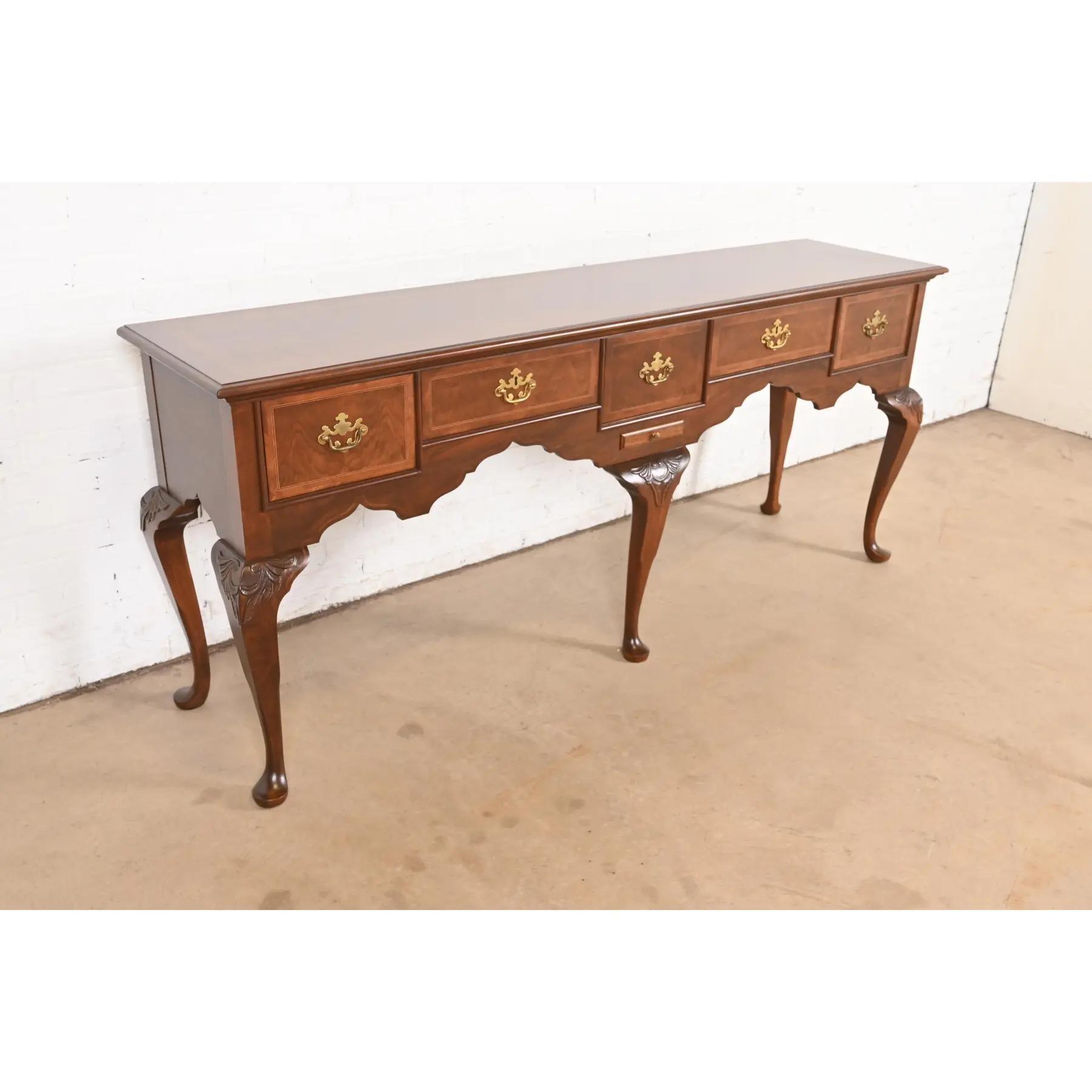 Américain Baker Furniture Stately Homes Collection Georgian Sideboard en noyer, refini en vente