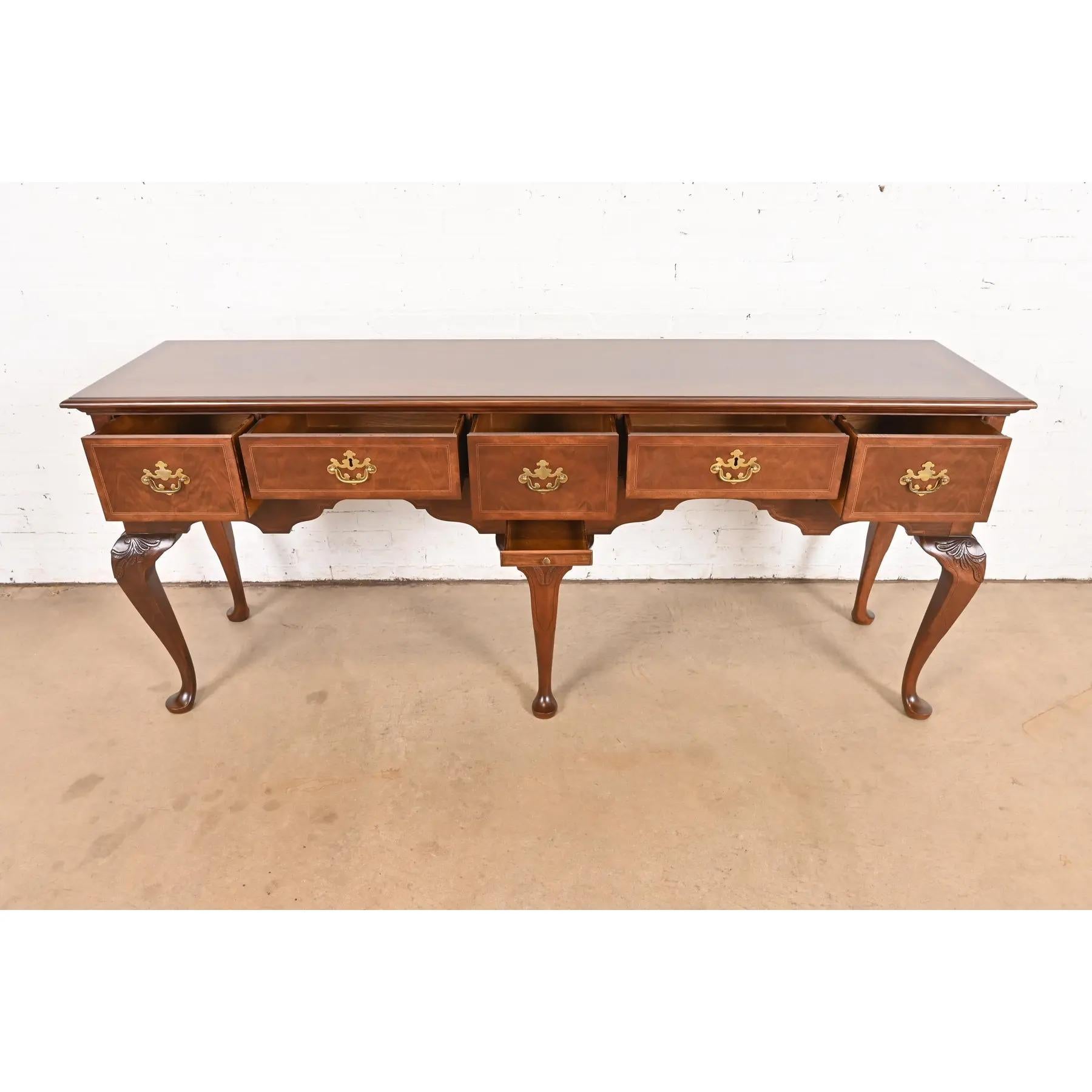 Baker Furniture Stately Homes Collection Georgian Sideboard en noyer, refini Bon état - En vente à South Bend, IN