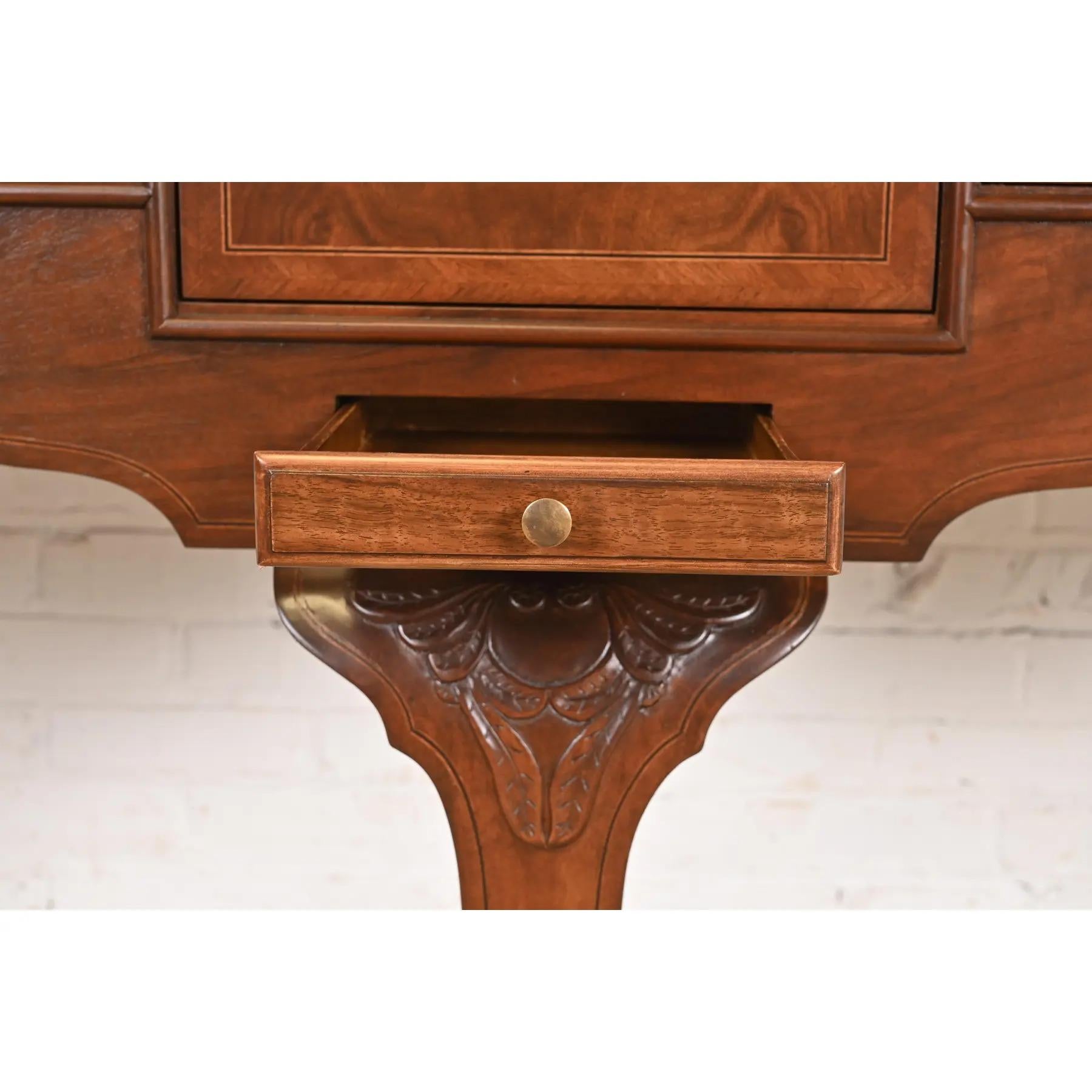 Fin du 20e siècle Baker Furniture Stately Homes Collection Georgian Sideboard en noyer, refini en vente