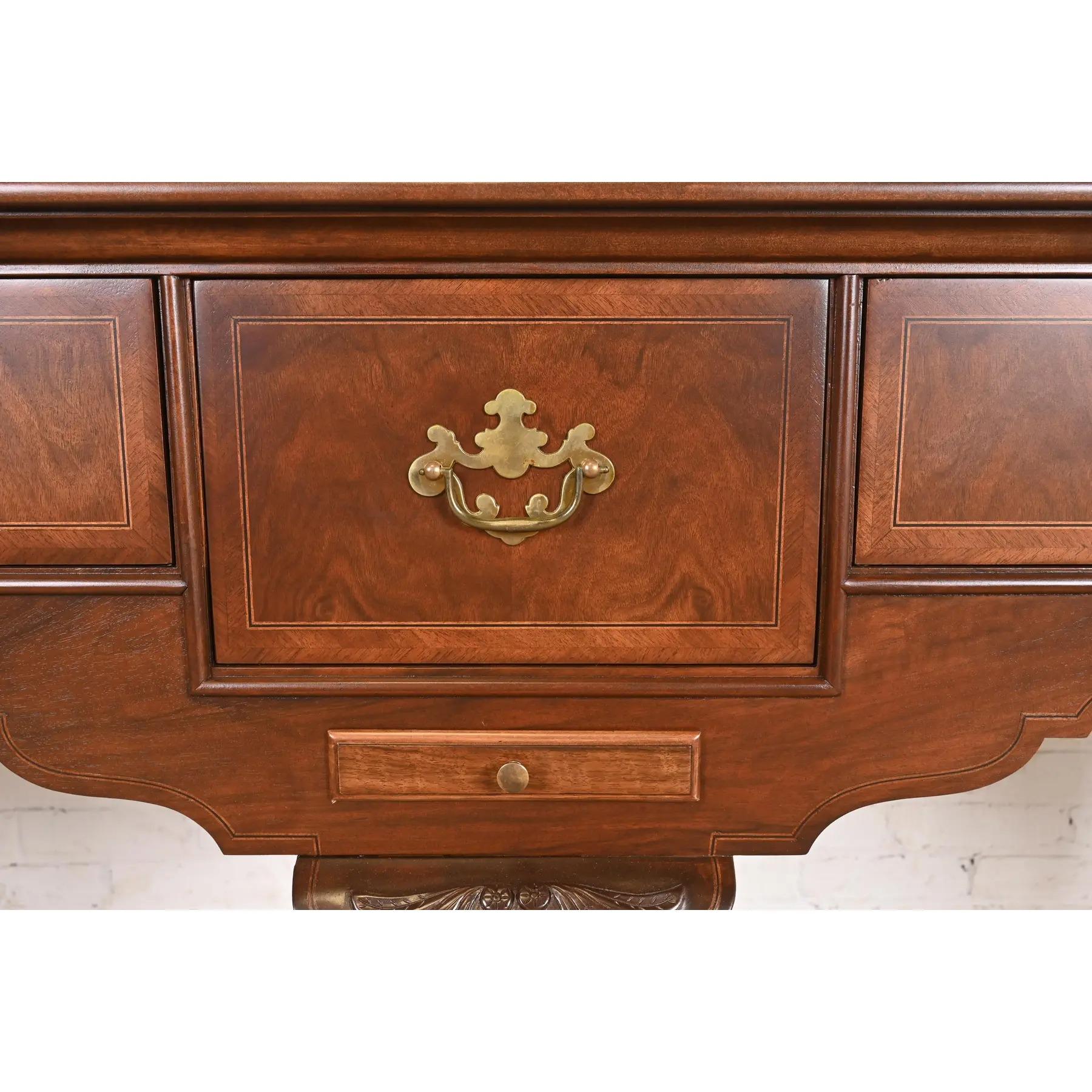 Laiton Baker Furniture Stately Homes Collection Georgian Sideboard en noyer, refini en vente