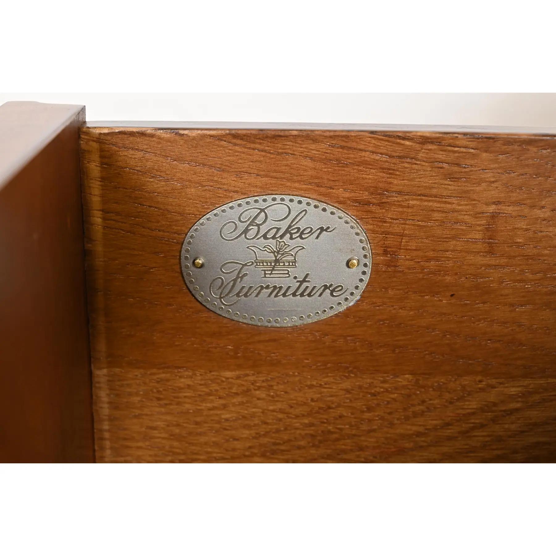 Baker Furniture Stately Homes Collection Georgian Sideboard en noyer, refini en vente 1