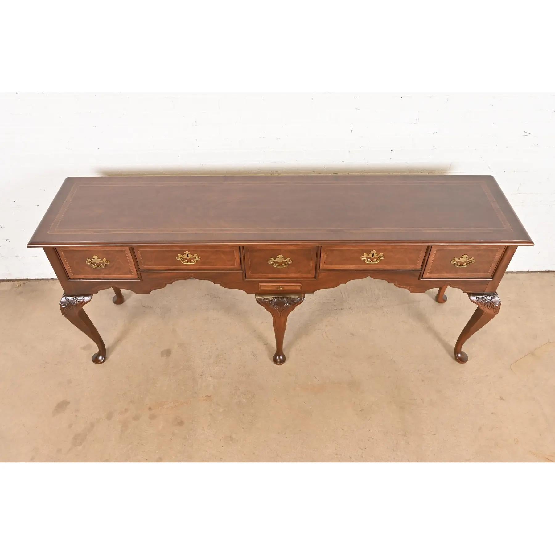 Baker Furniture Stately Homes Collection Georgian Sideboard en noyer, refini en vente 2