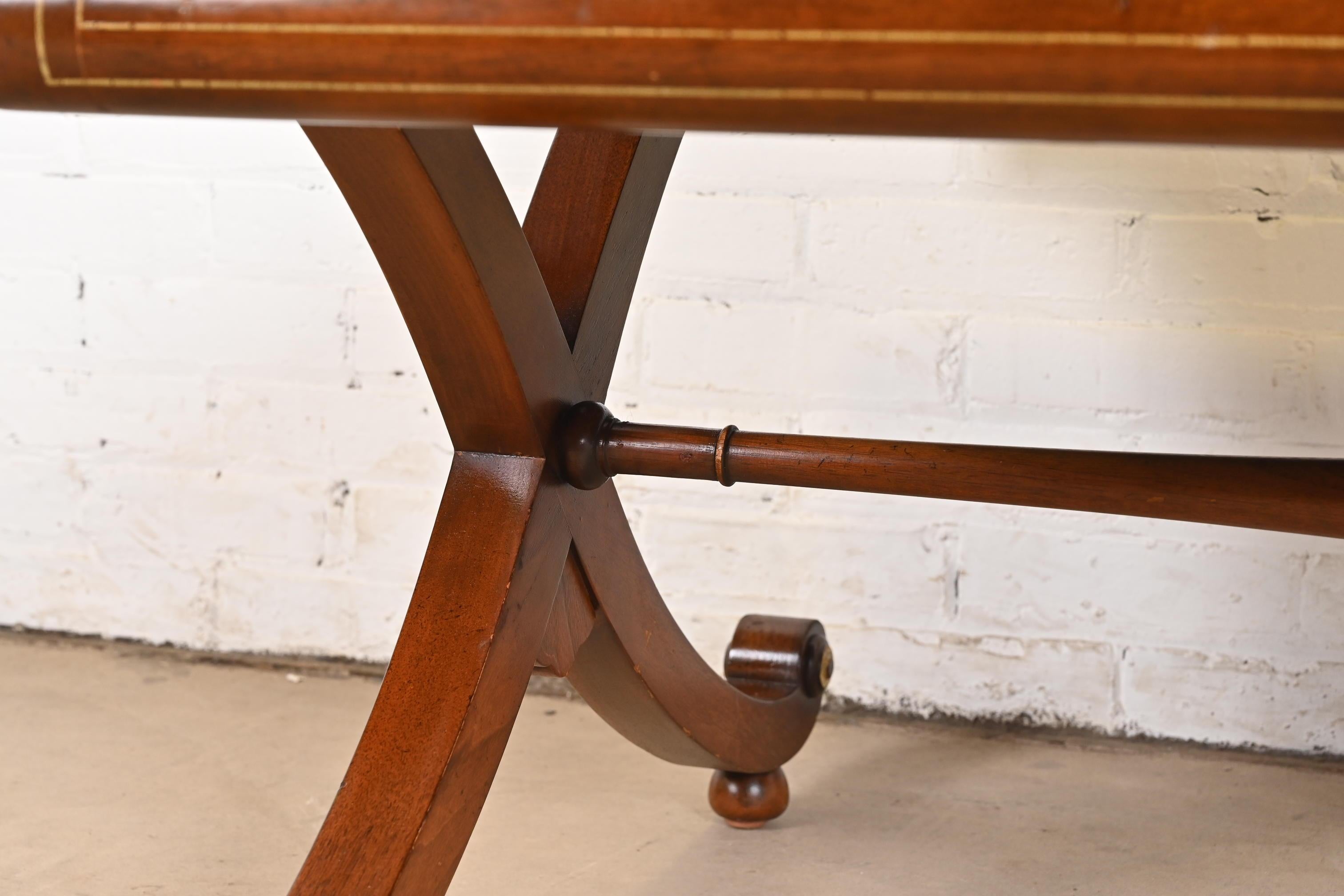 Baker Furniture Stately Homes Kollektion Regency Cocktailtisch aus Wurzelholz 2