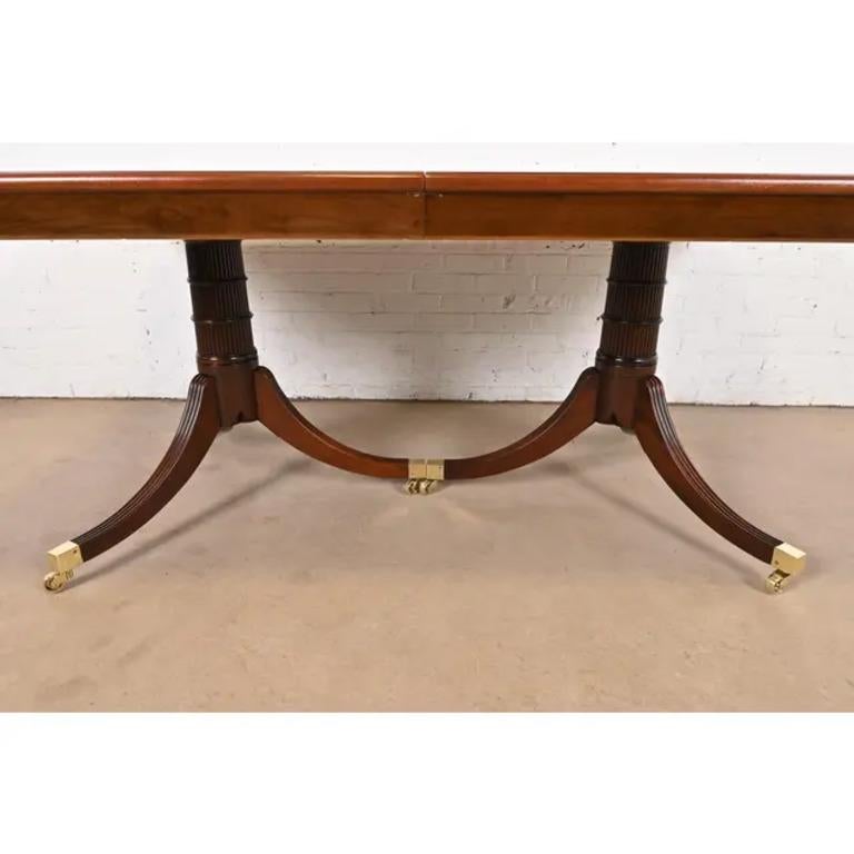 Baker Furniture Stately Homes table de salle à manger géorgienne en acajou à bandes, revernie en vente 4