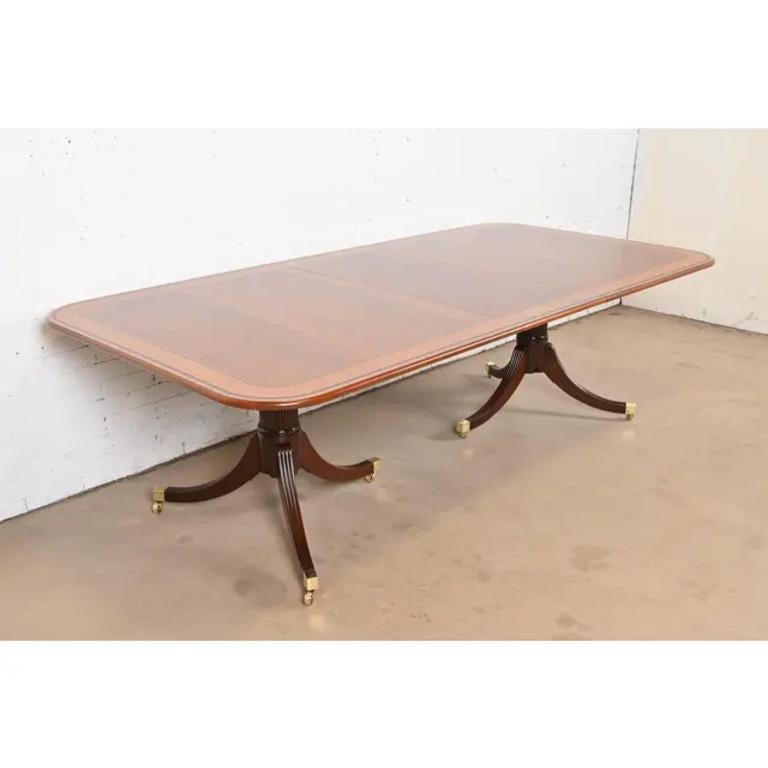 Rare et remarquable table de salle à manger à double piédestal de style géorgien ou régence.

Par Baker Furniture, 