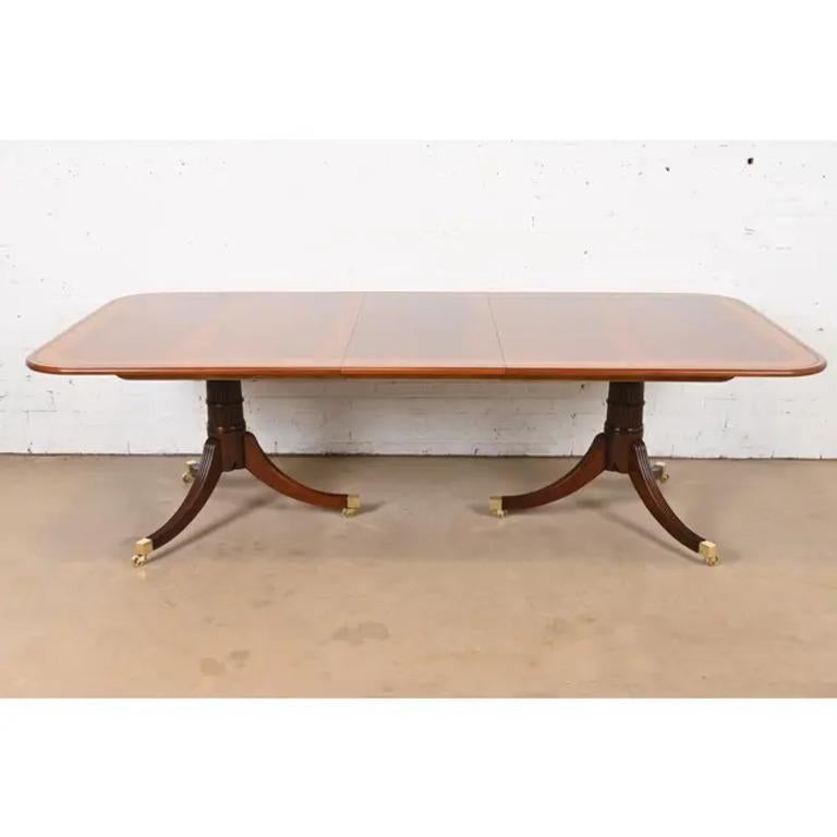 Georgien Baker Furniture Stately Homes table de salle à manger géorgienne en acajou à bandes, revernie en vente