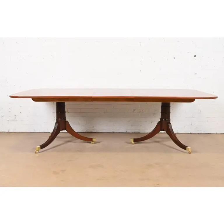 Américain Baker Furniture Stately Homes table de salle à manger géorgienne en acajou à bandes, revernie en vente