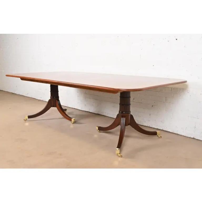 Baker Furniture Stately Homes table de salle à manger géorgienne en acajou à bandes, revernie Bon état - En vente à South Bend, IN